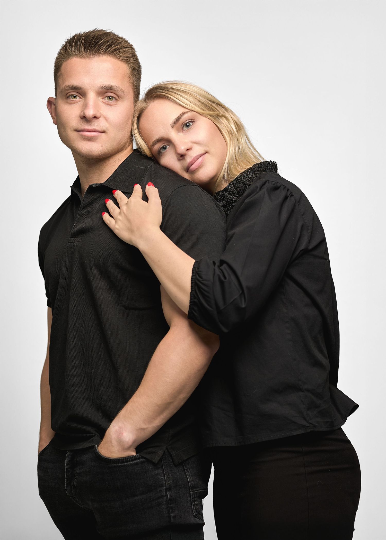 Portrait de couple debout en studio, vêtus de noir