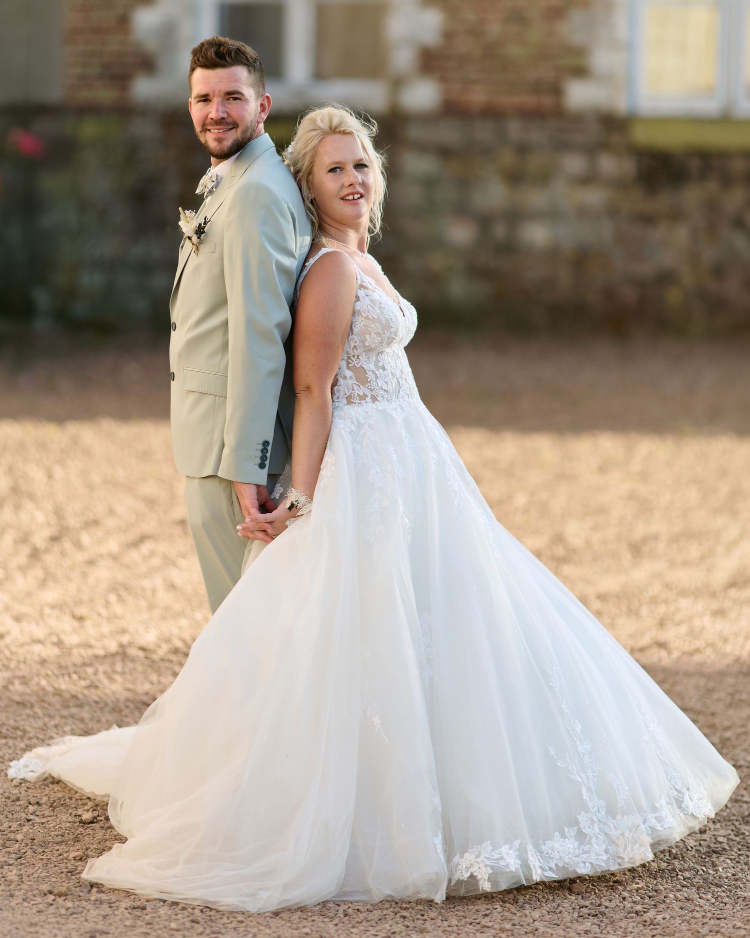 Portrait des mariés dos à dos en extérieur