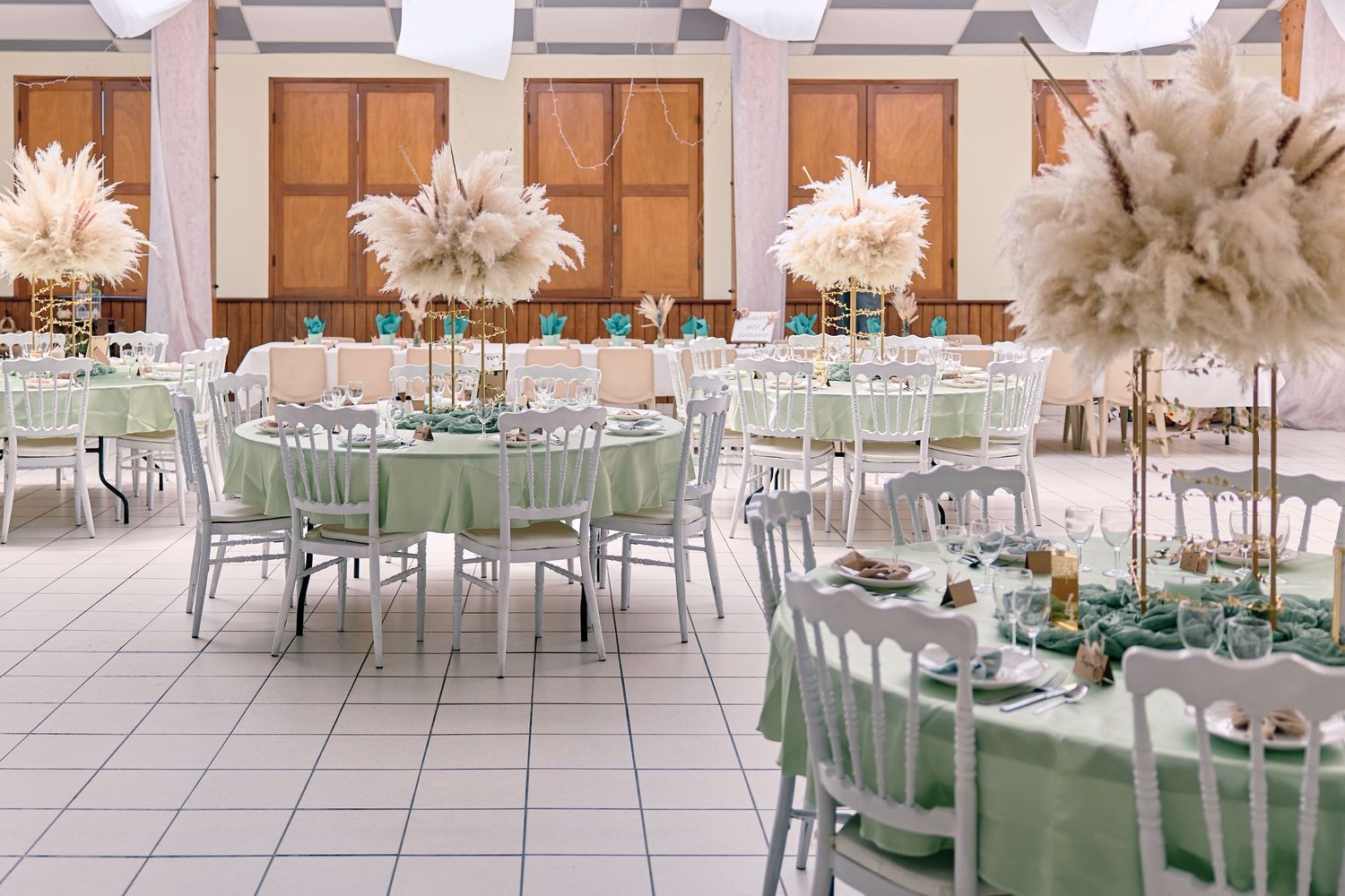 Salle de réception de mariage décorée avec tables et compositions florales