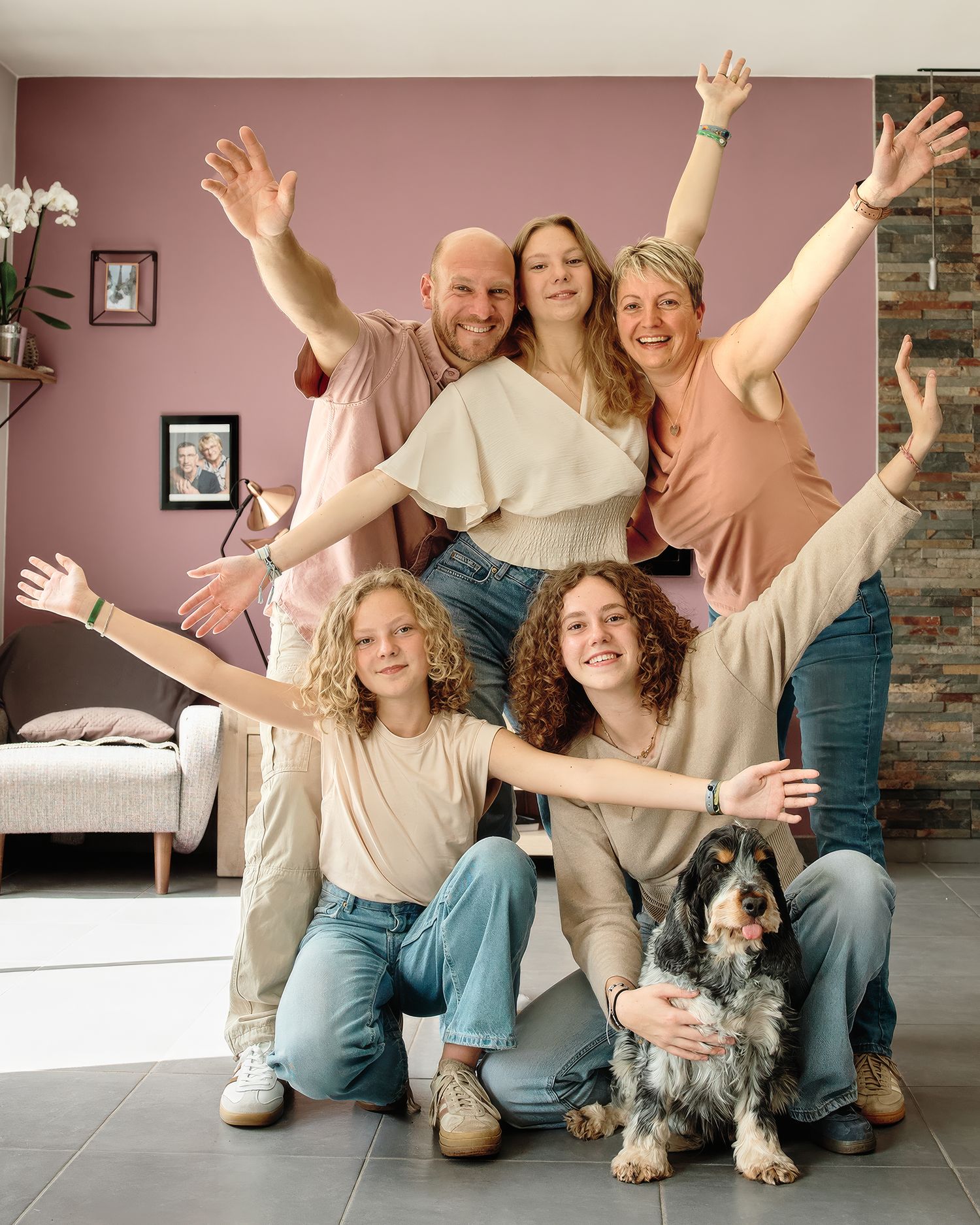 Portrait de famille joyeux en intérieur avec leur chien