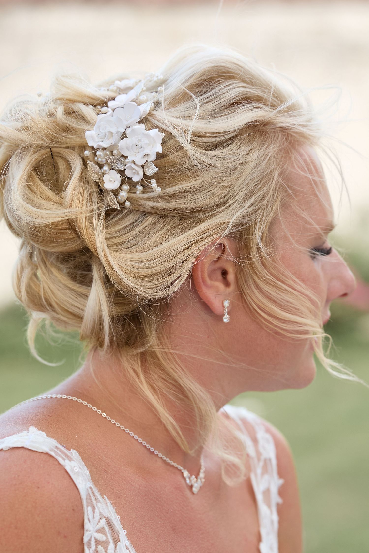 Portrait de profil de la mariée mettant en valeur sa coiffure et son accessoire