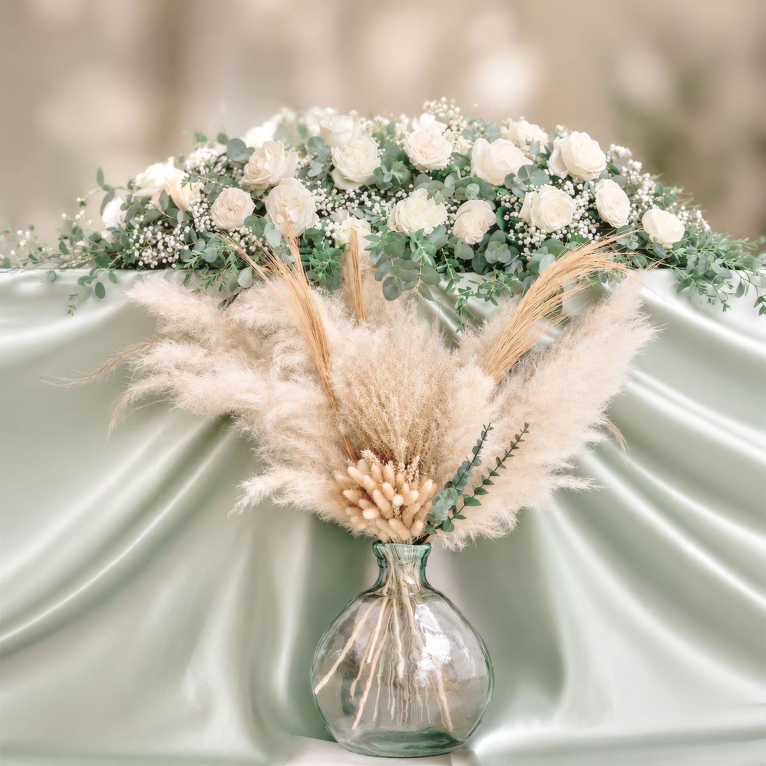 Détail de décoration florale avec fleurs blanches et herbes séchées