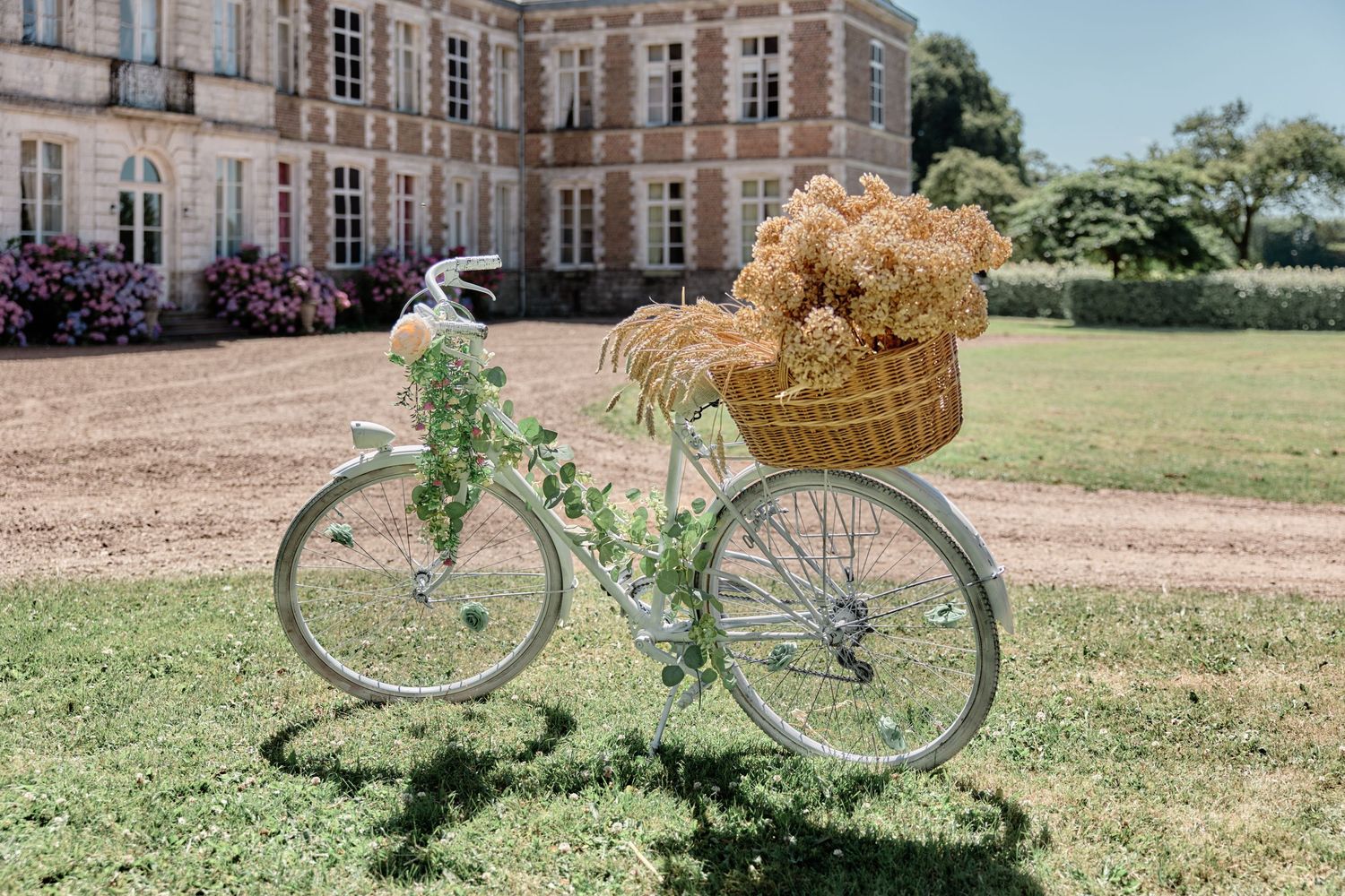 Vélo décoré de fleurs devant le domaine de réception
