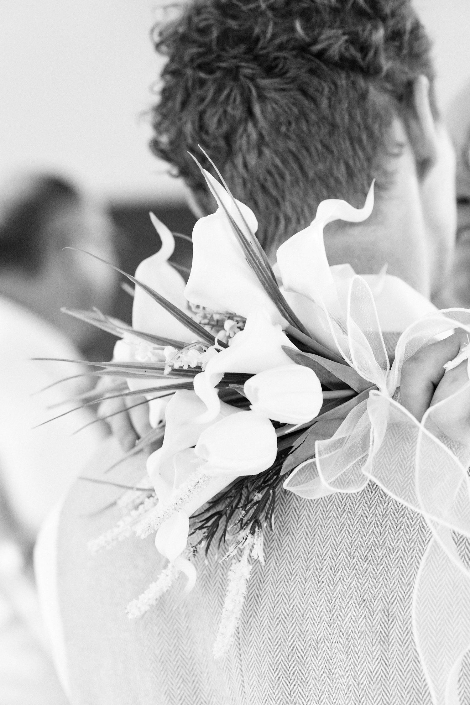 Détail du bouquet de la mariée en noir et blanc