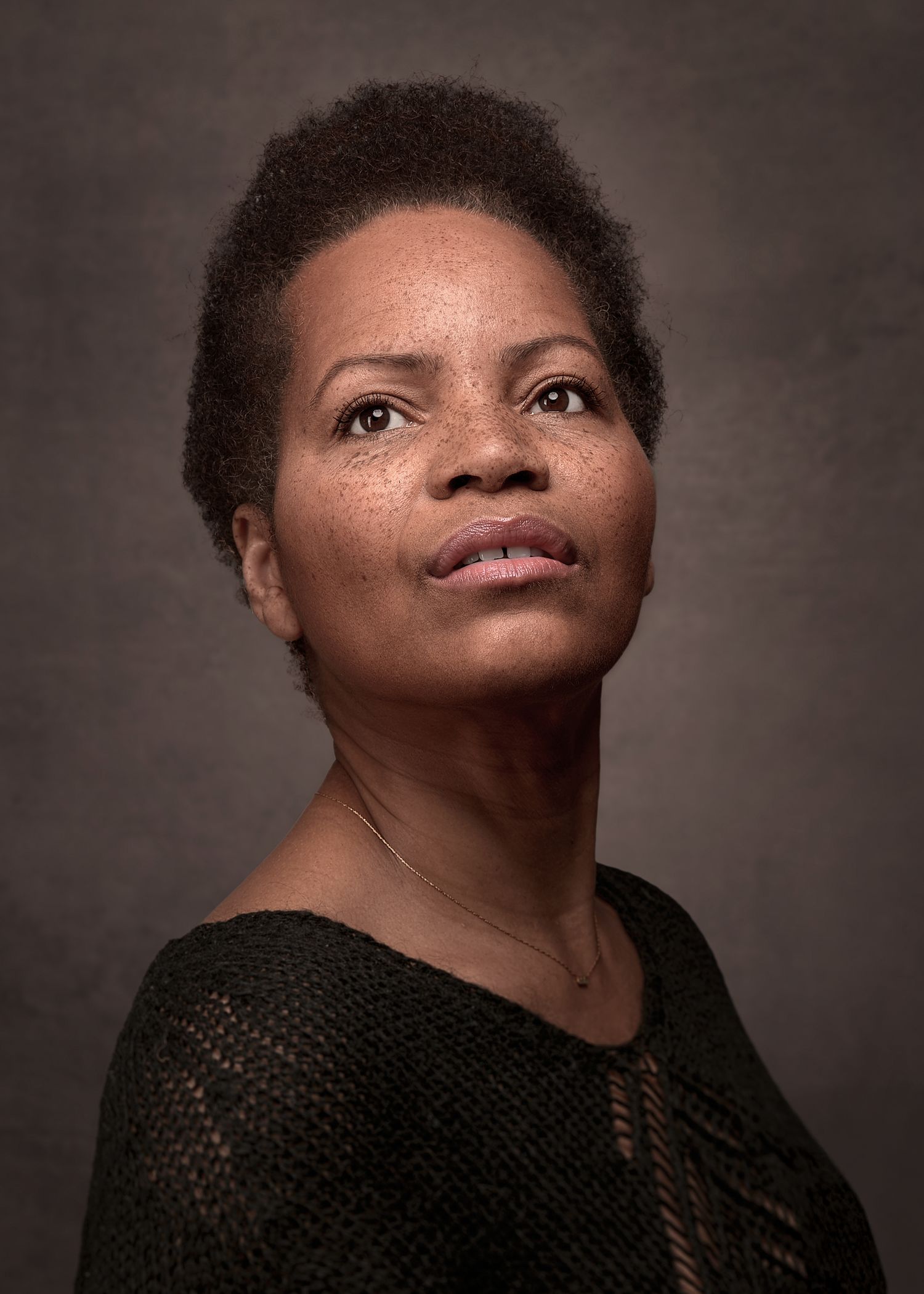 Portrait en studio d’une femme sur fond sombre