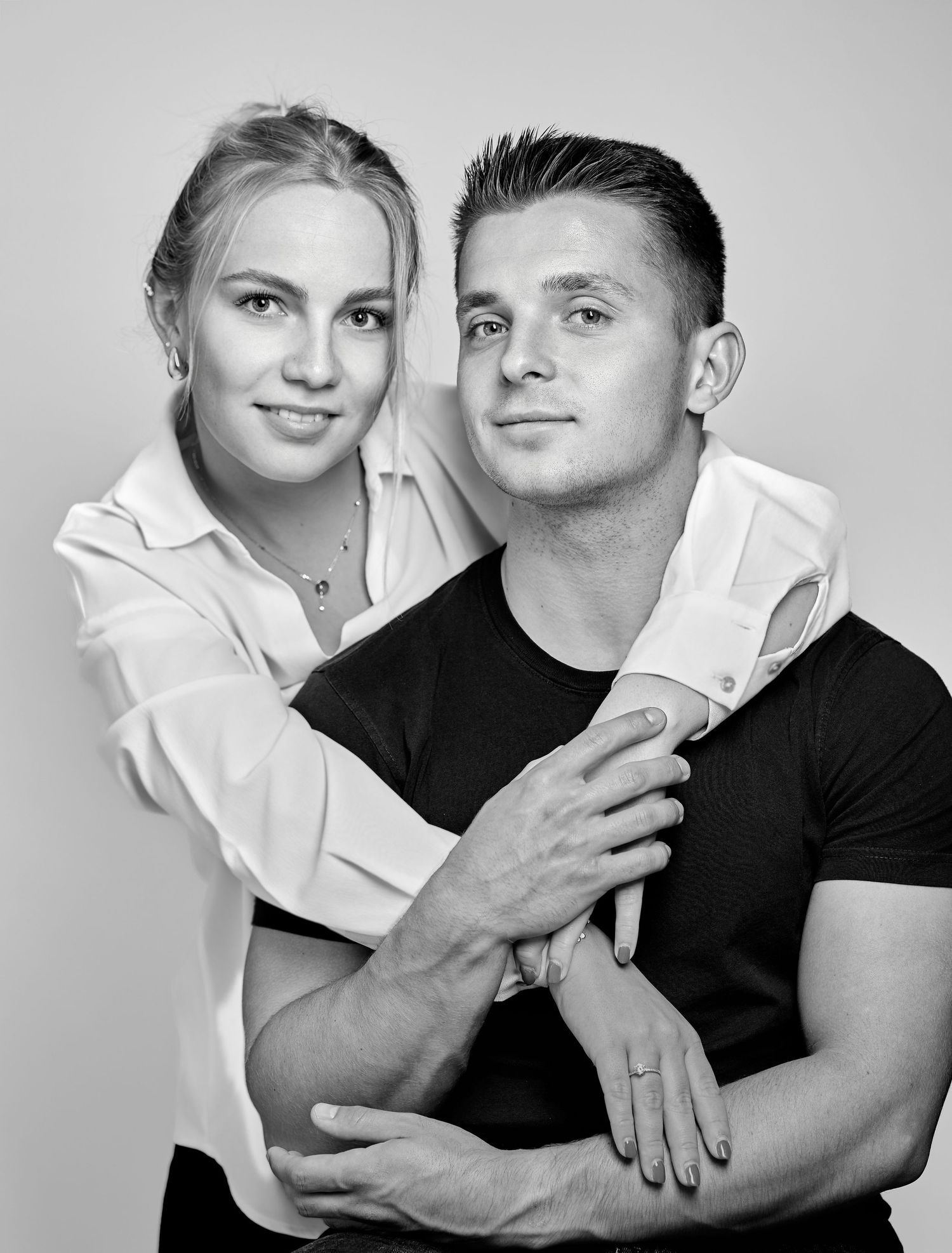 Portrait de couple enlacé en noir et blanc