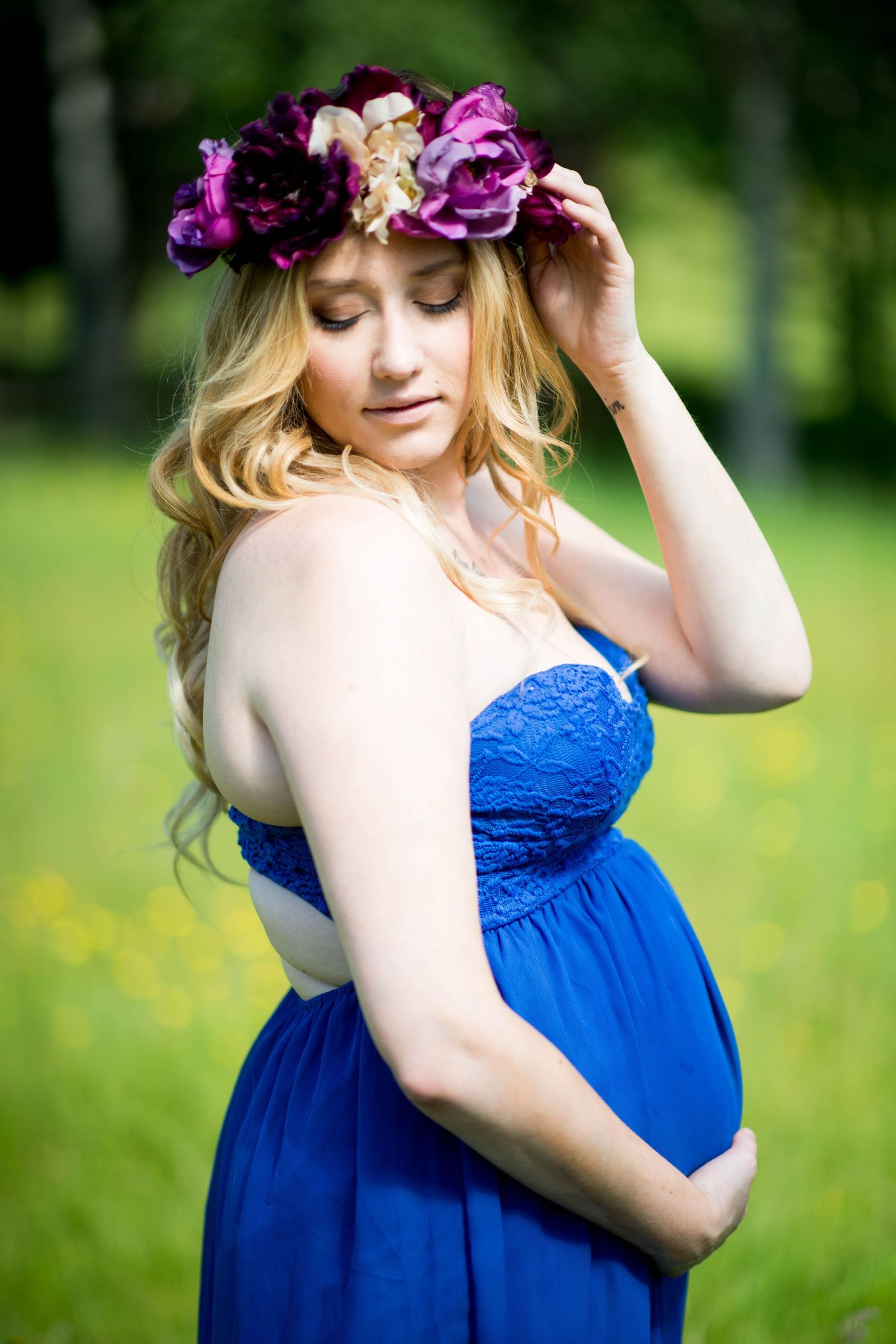 Maternity portrait of an expectant mother wearing a floral crown in Chilliwack, British Columbia.