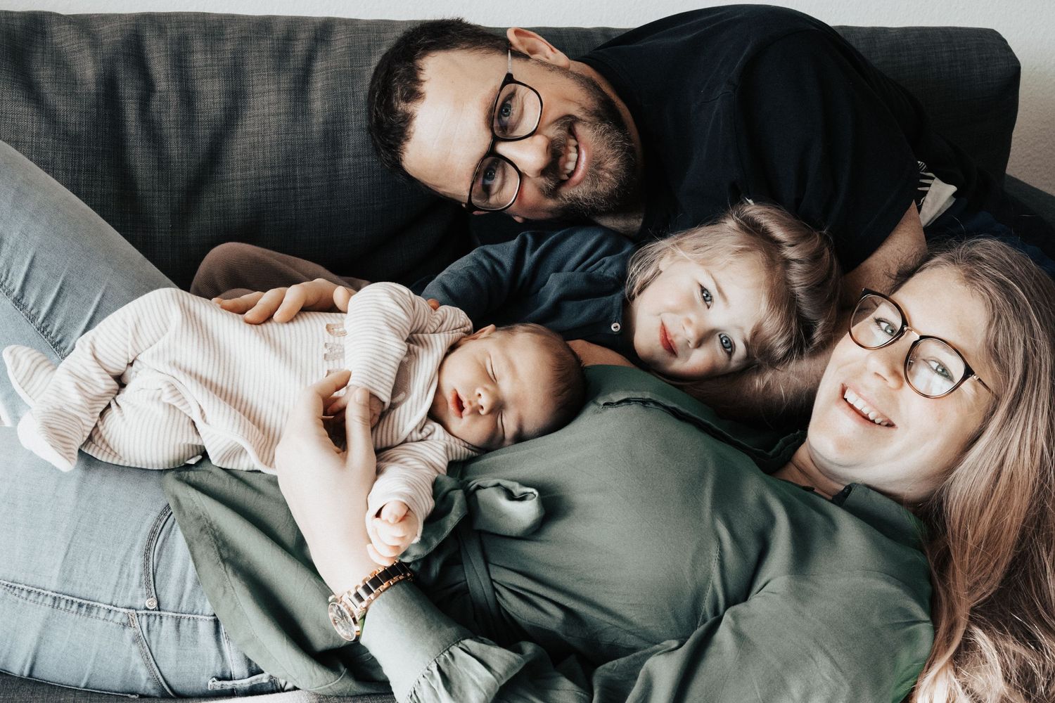 Familie mit Baby auf dem Sofa