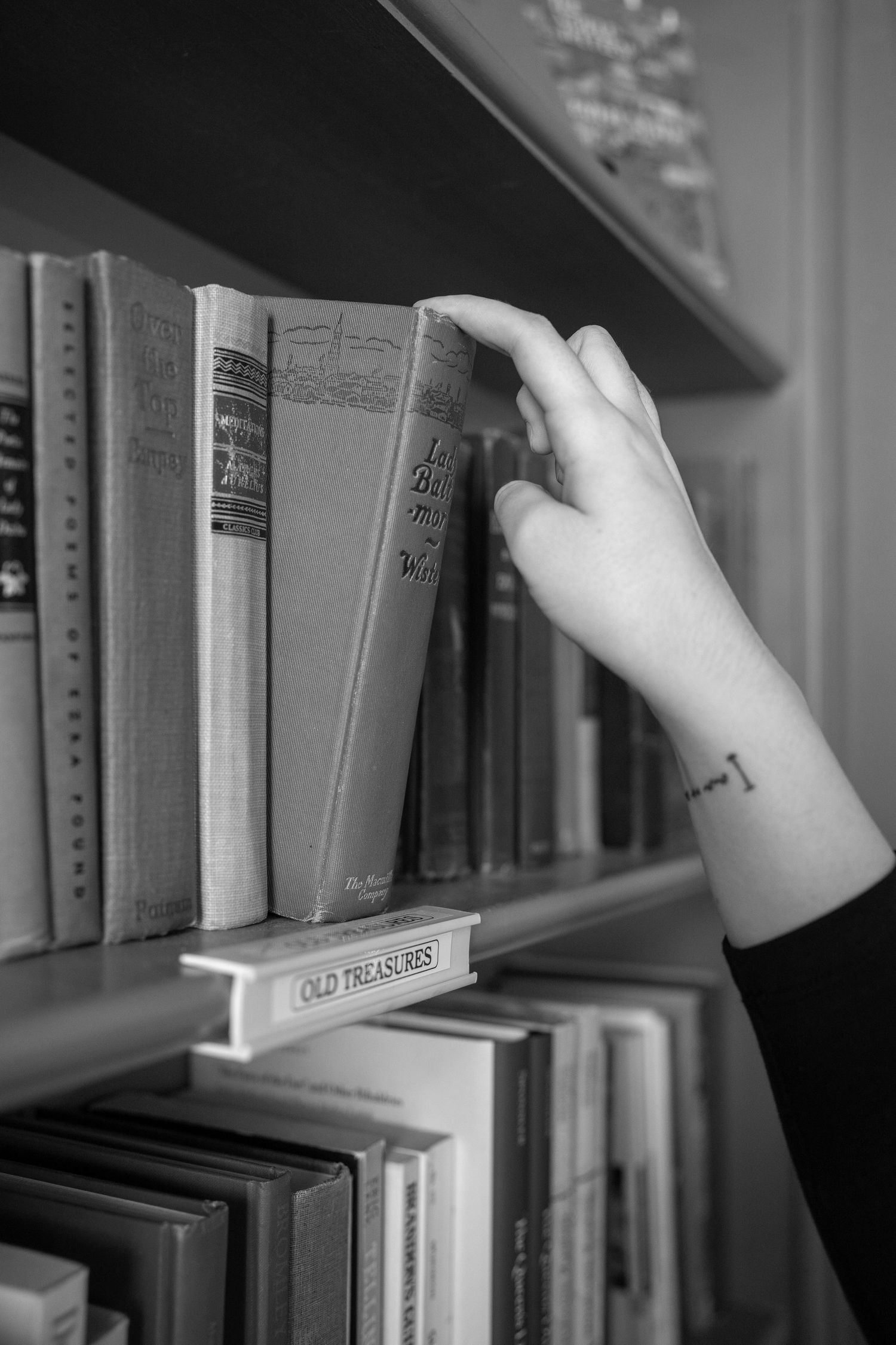 bookstore portrait session