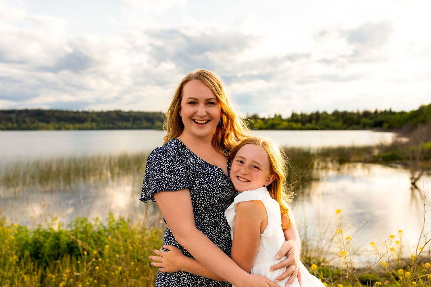 Professional photographer in Vancouver captures mom and daughter at sunset