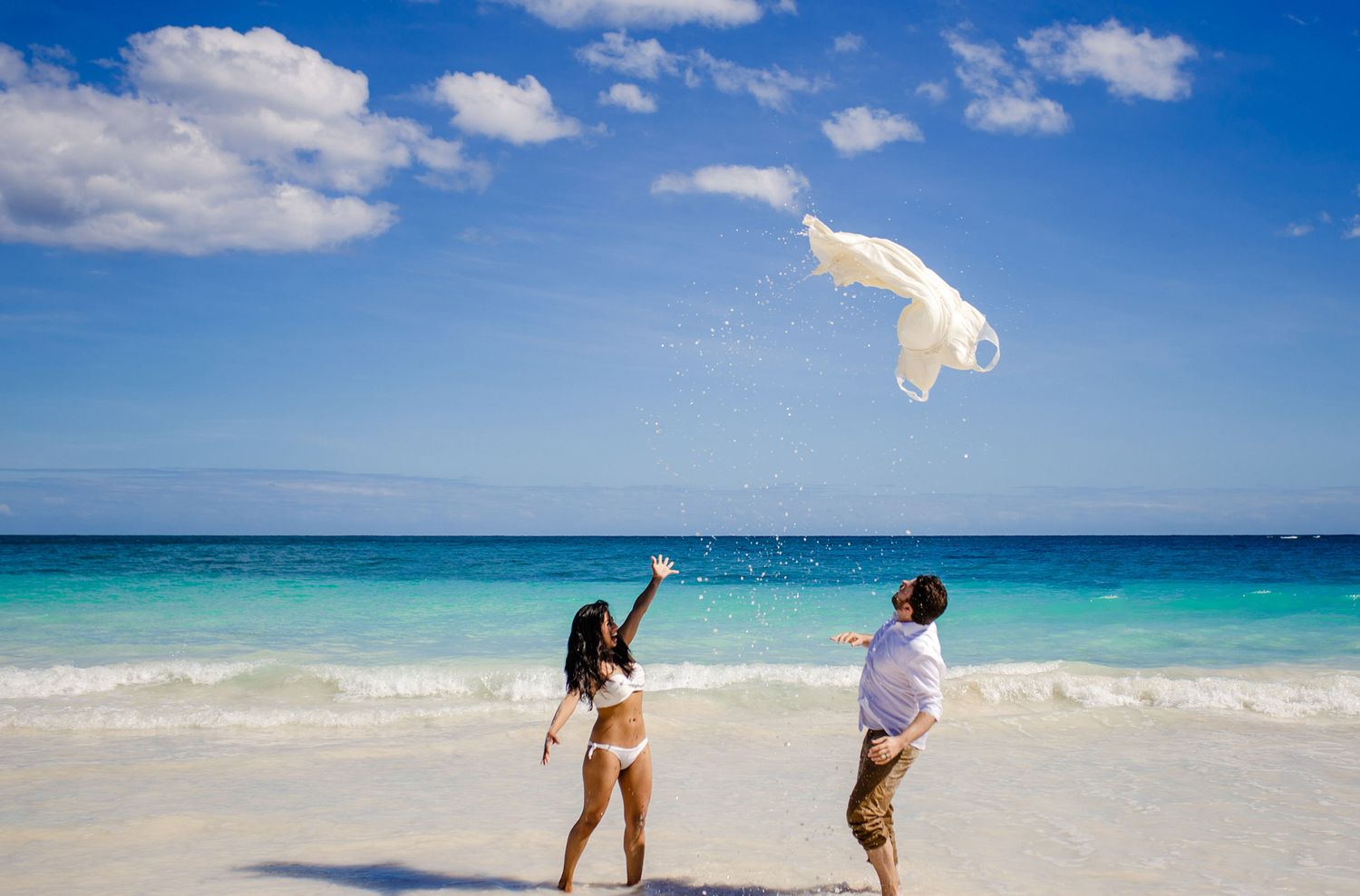 Trash the dress tulum Mexico – artistic wedding photographer Alan Fresnel.