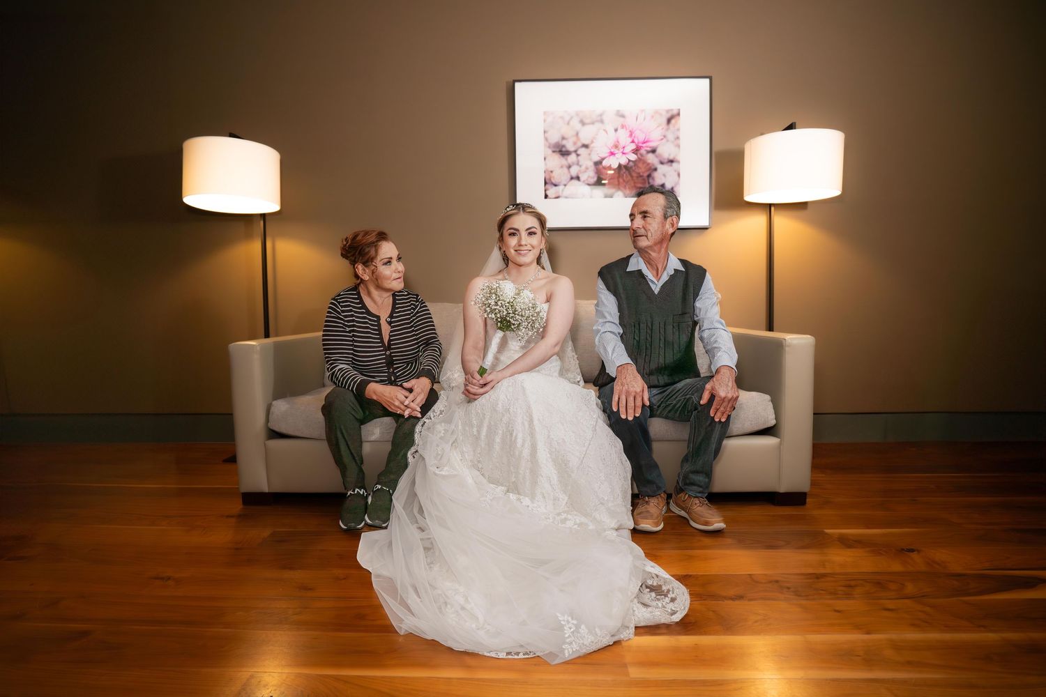 Wedding party relaxes on modern furniture in warmly lit indoor lounge area. José Carbonell ART | Wedding Photographer México | Bodas íntimas