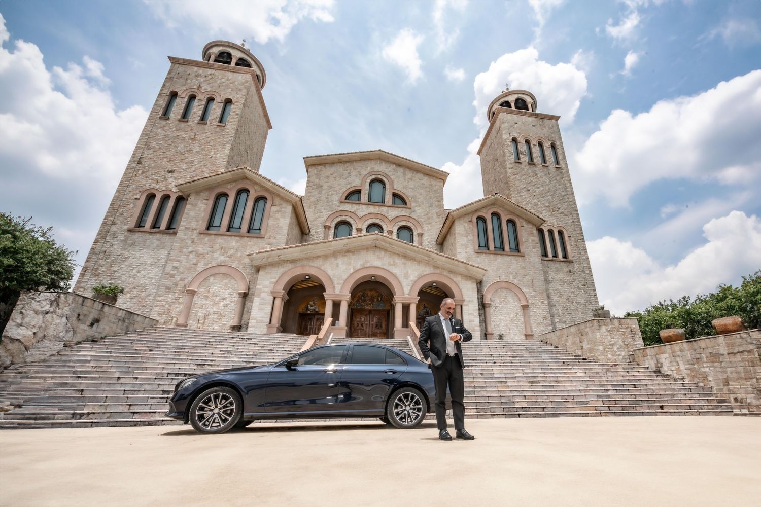 Grand stone church exterior with multiple arches and towers under blue sky. Fotografía profesional de bodas en CDMX | José Carbonell ART