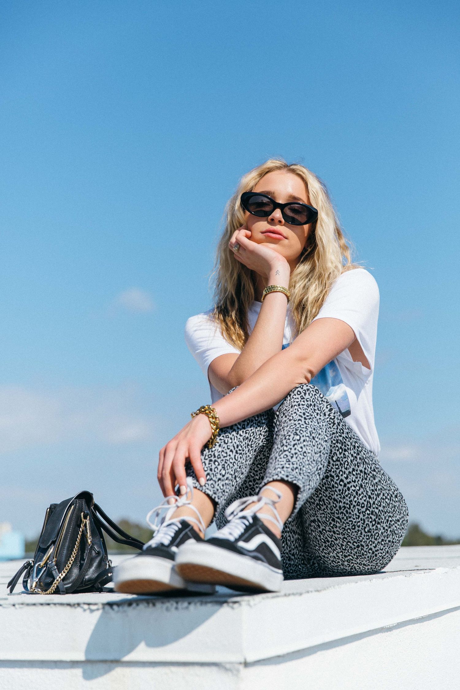 Natural light lifestyle model portrait of woman influencer sitting in outdoor sun by Los Angeles editorial photographer Phia Photography.