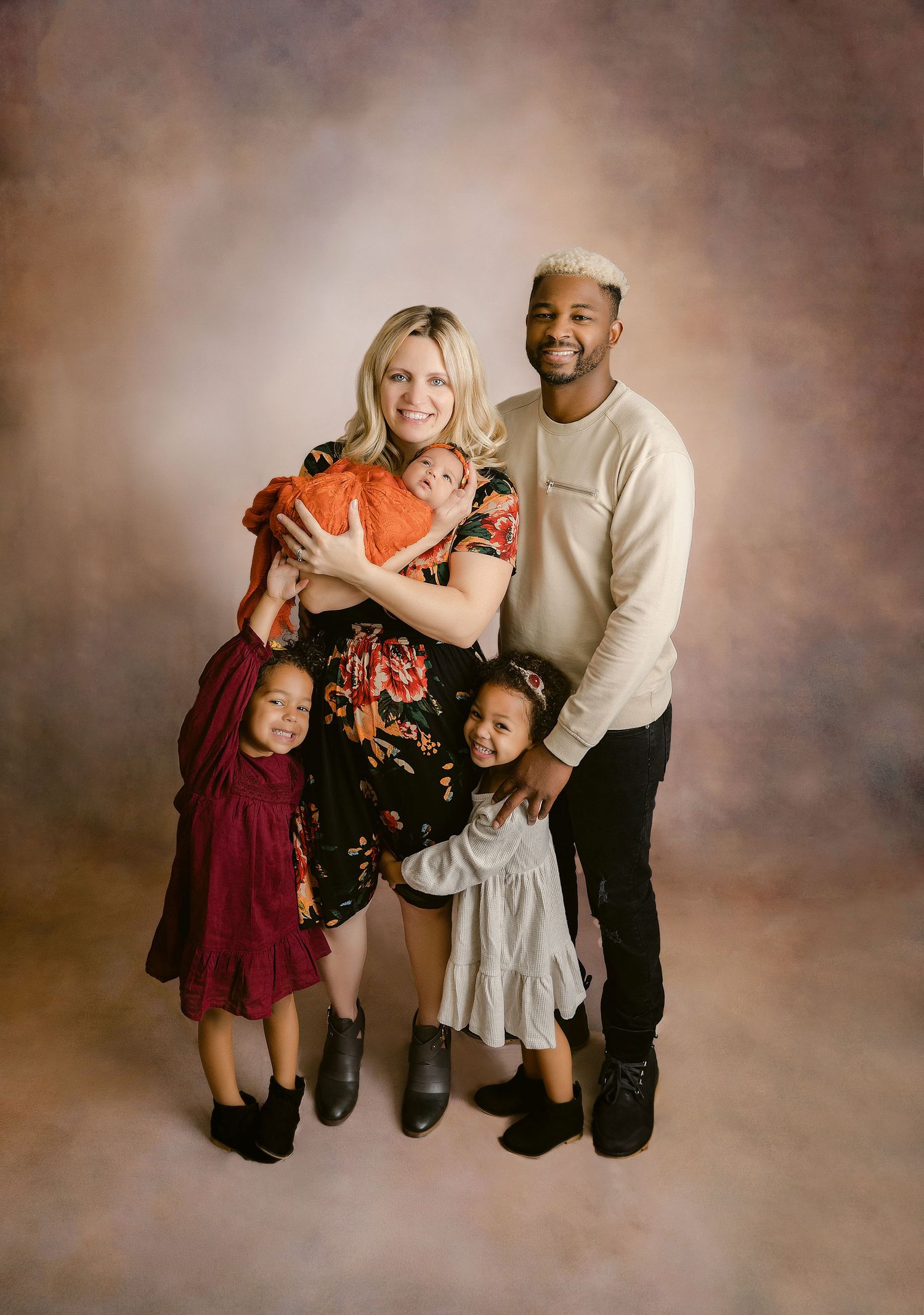 St Cloud newborn Photos of Family portrait with parents and three children including newborn.