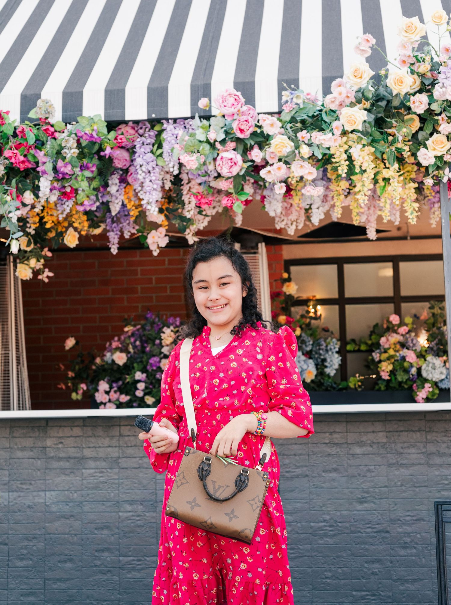 Main character energy under a flower-lined dream 🌸✨
A little glam, a little sass, and a whole lot of confidence—exactly how it should be 💖