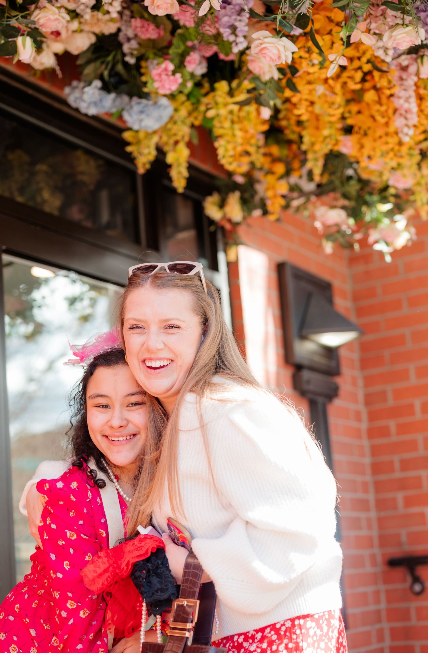 Sunshine, florals, and the kind of hugs that feel like home ☀️🌸
This right here… this is what it’s all about.