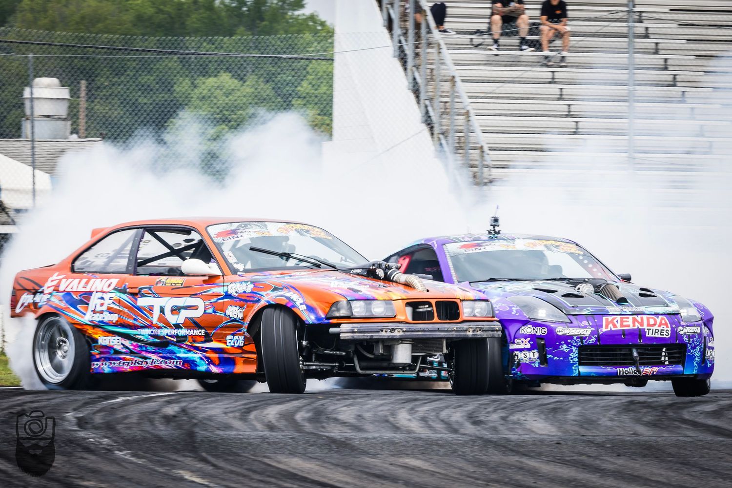 Drift competition featuring colorful race cars performing synchronized sliding maneuvers.