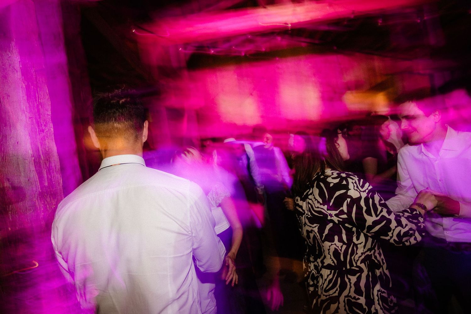 Authentische Hochzeitsmomente voller Emotionen – zeitlose Bilder in Farbe und Schwarzweiß, die eure Liebe einfangen.