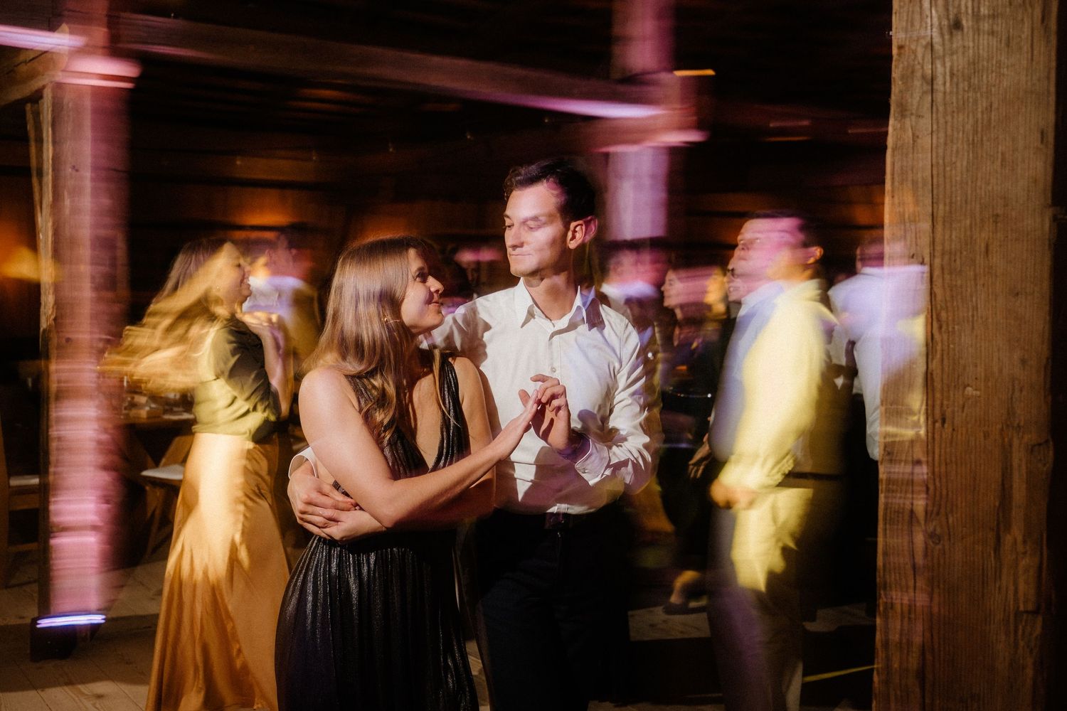 Authentische Hochzeitsmomente voller Emotionen – zeitlose Bilder in Farbe und Schwarzweiß, die eure Liebe einfangen.