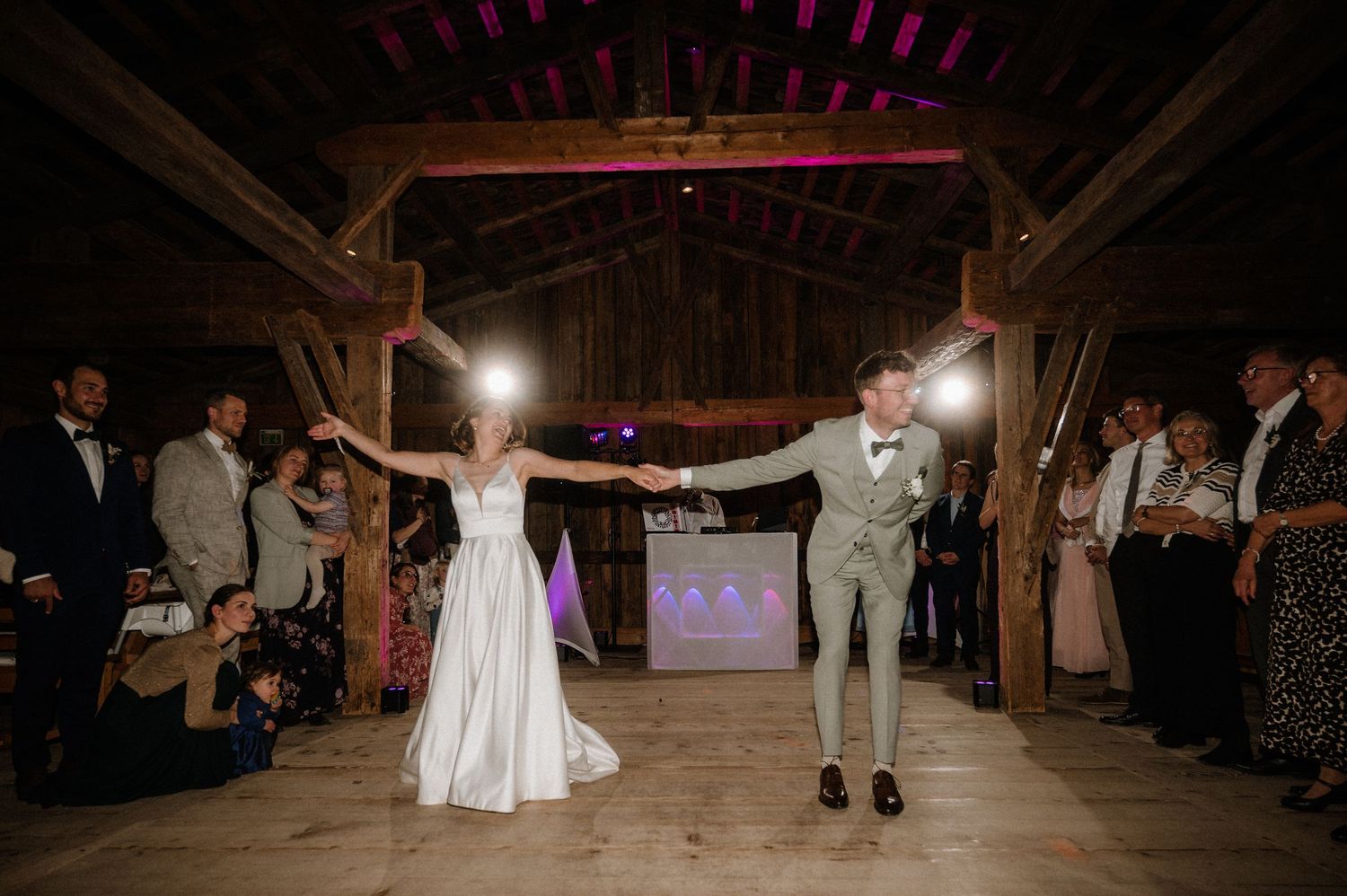 Authentische Hochzeitsmomente voller Emotionen – zeitlose Bilder in Farbe und Schwarzweiß, die eure Liebe einfangen.