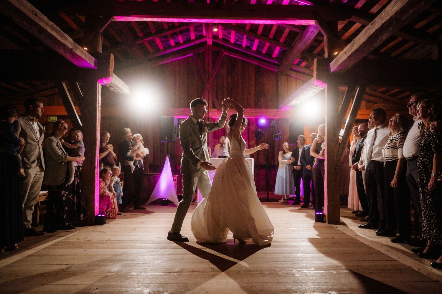 Authentische Hochzeitsmomente voller Emotionen – zeitlose Bilder in Farbe und Schwarzweiß, die eure Liebe einfangen.