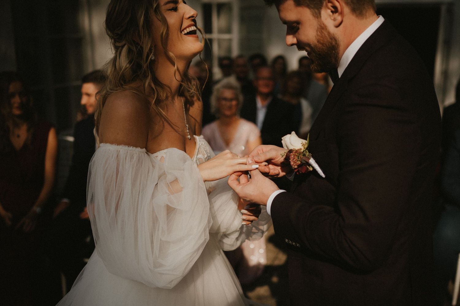 Ein intimer Hochzeitsmoment, der in Schwarz-Weiß festgehalten wurde und natürliche Emotionen und Verbundenheit zeigt. Von Dama Fotografie