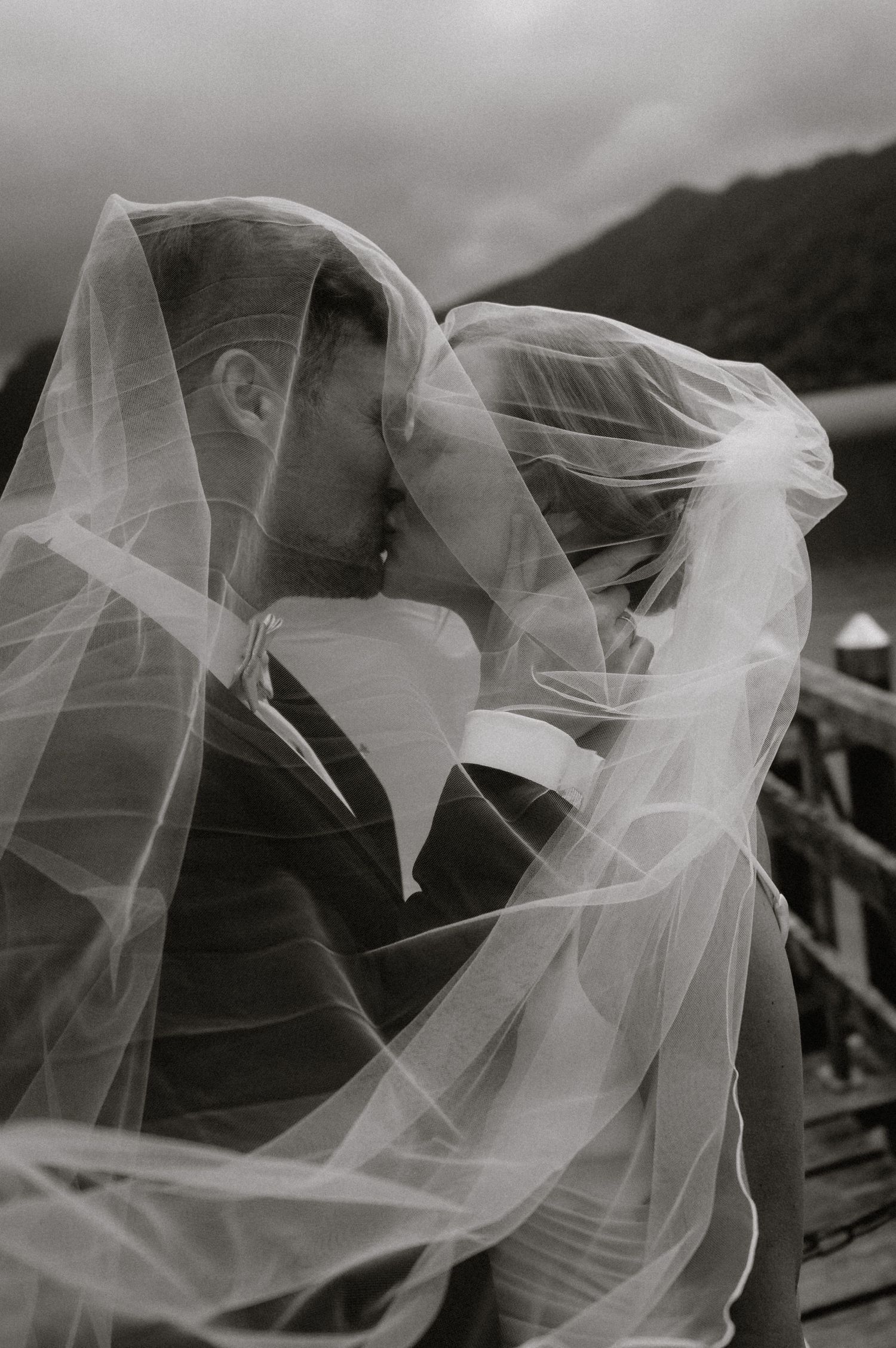 Ätherisches Schwarz-Weiß-Foto von fließendem Hochzeitsschleierstoff, der abstrakte Muster erzeugt. Von Dama Fotografie Bad Tölz