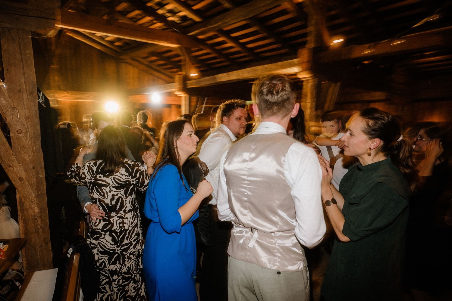 Authentische Hochzeitsmomente voller Emotionen – zeitlose Bilder in Farbe und Schwarzweiß, die eure Liebe einfangen.