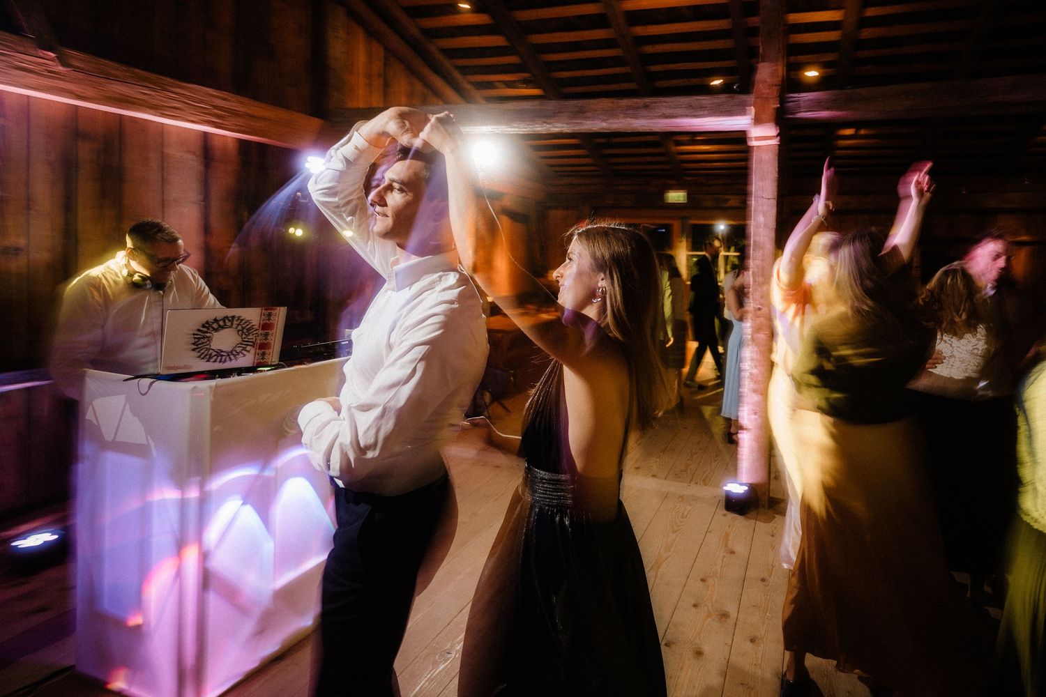 Authentische Hochzeitsmomente voller Emotionen – zeitlose Bilder in Farbe und Schwarzweiß, die eure Liebe einfangen.