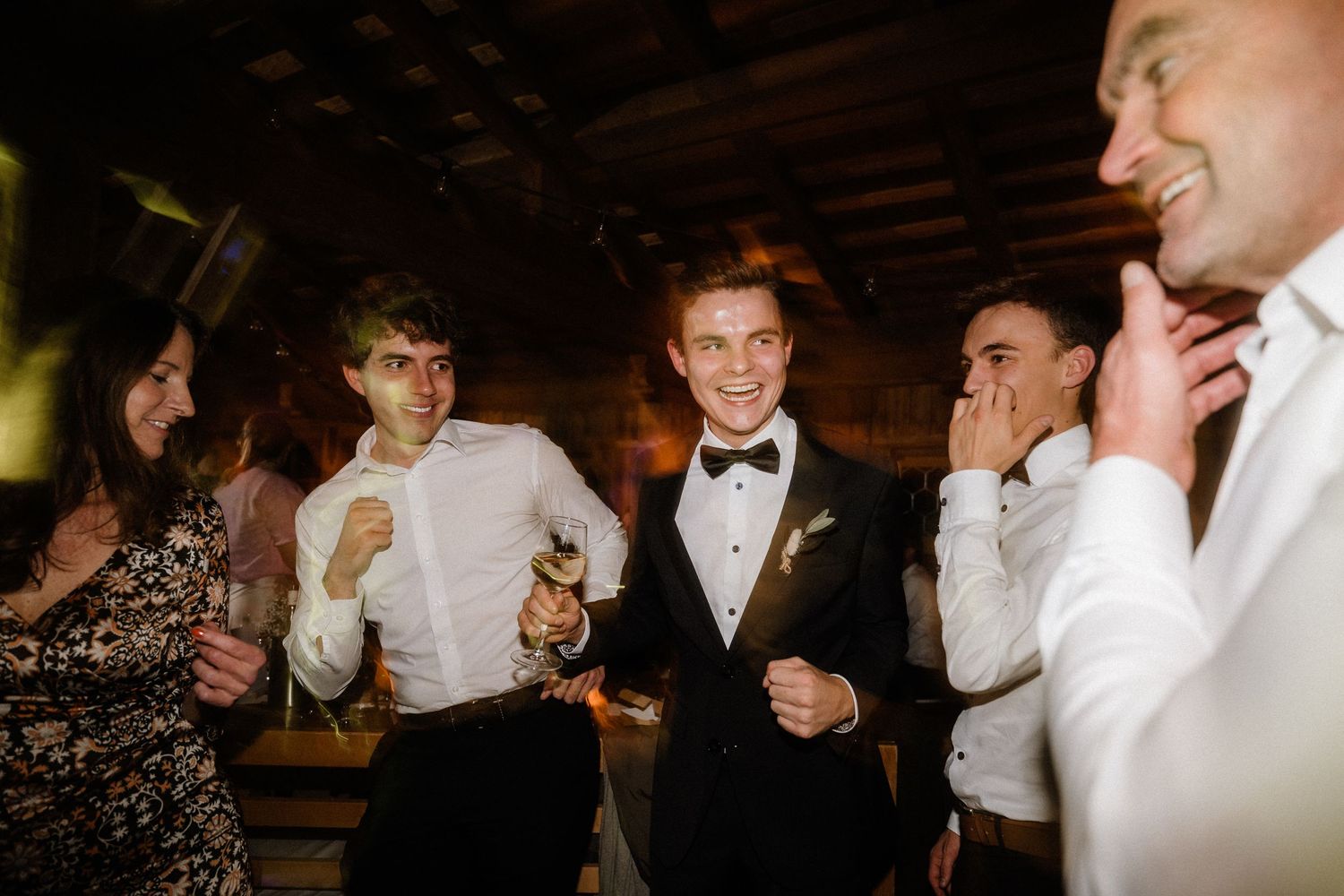Authentische Hochzeitsmomente voller Emotionen – zeitlose Bilder in Farbe und Schwarzweiß, die eure Liebe einfangen.