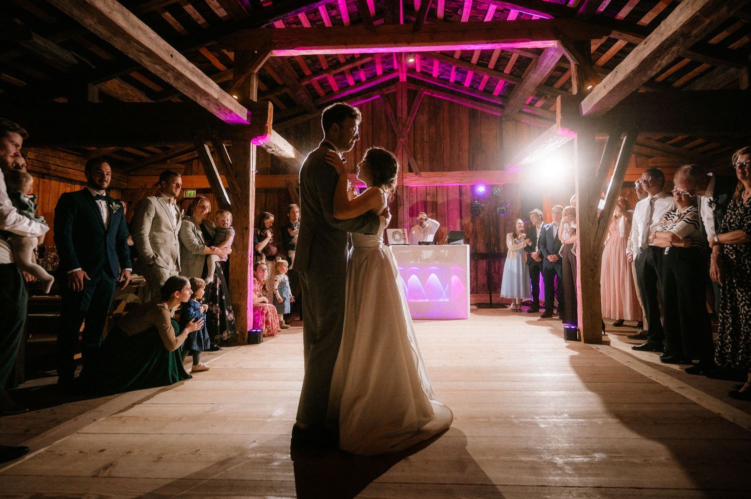 Authentische Hochzeitsmomente voller Emotionen – zeitlose Bilder in Farbe und Schwarzweiß, die eure Liebe einfangen.