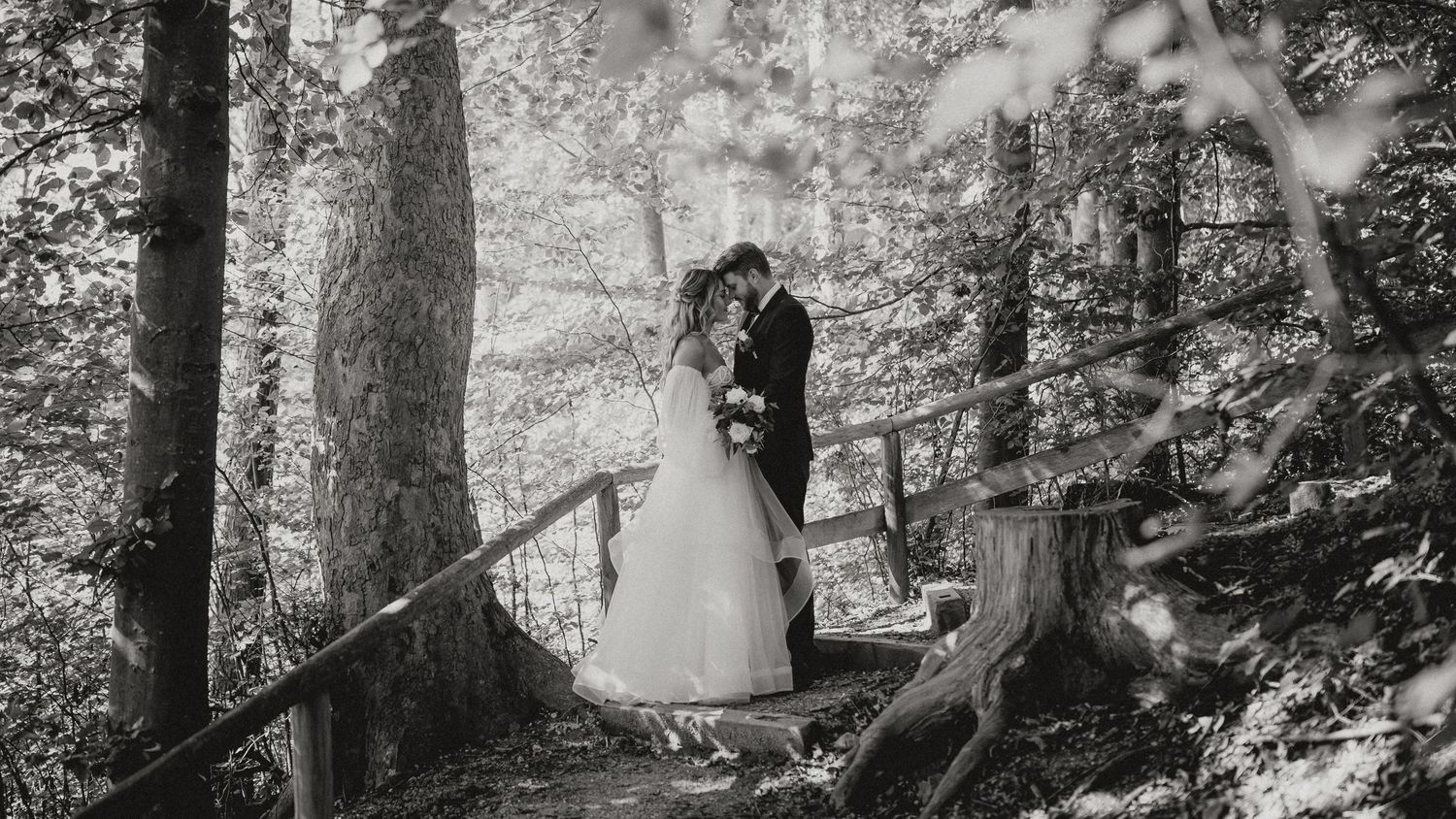 Schwarz-Weiß-Hochzeitsfotografie in einer ruhigen Waldumgebung. Von Dama Fotografie Bad Tölz