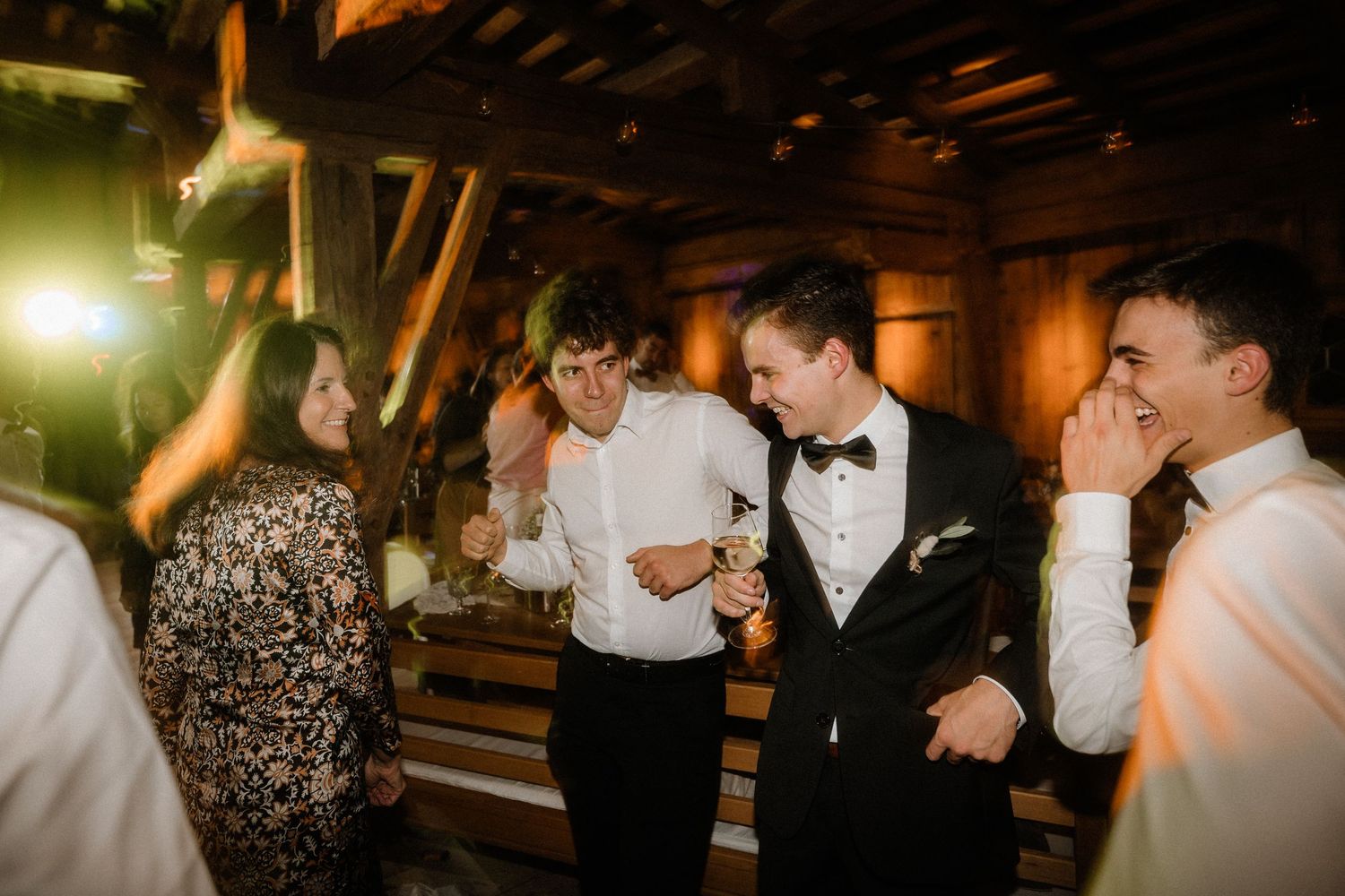 Authentische Hochzeitsmomente voller Emotionen – zeitlose Bilder in Farbe und Schwarzweiß, die eure Liebe einfangen.