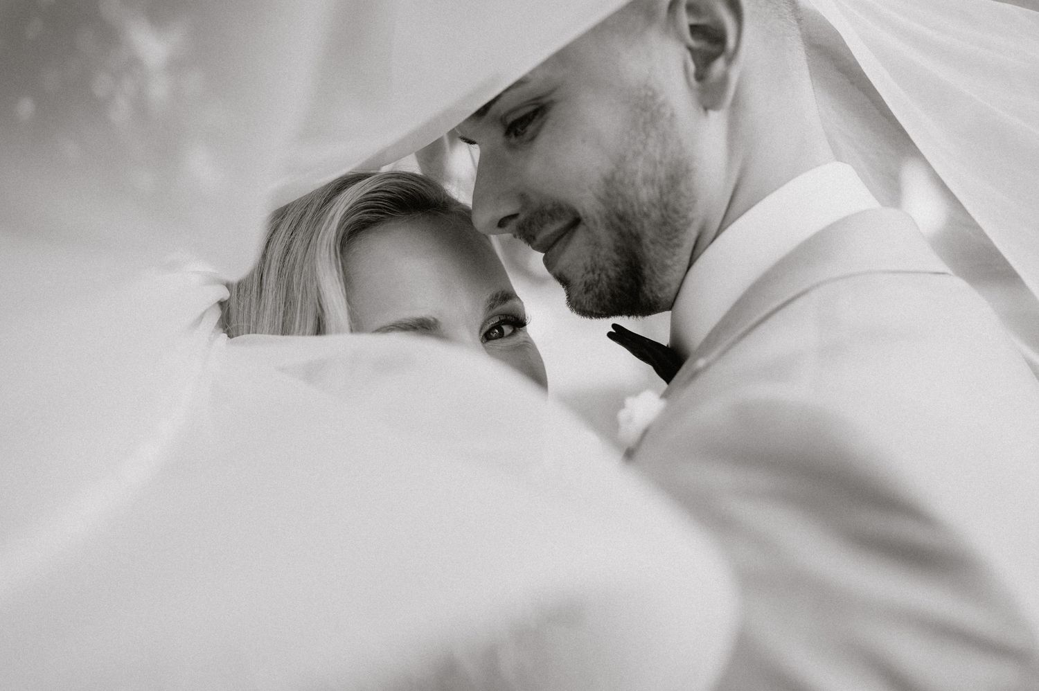 Zarte Schwarz-Weiß-Nahaufnahmen eines romantischen Hochzeitsmoments. Von Dama Fotografie Bad Tölz