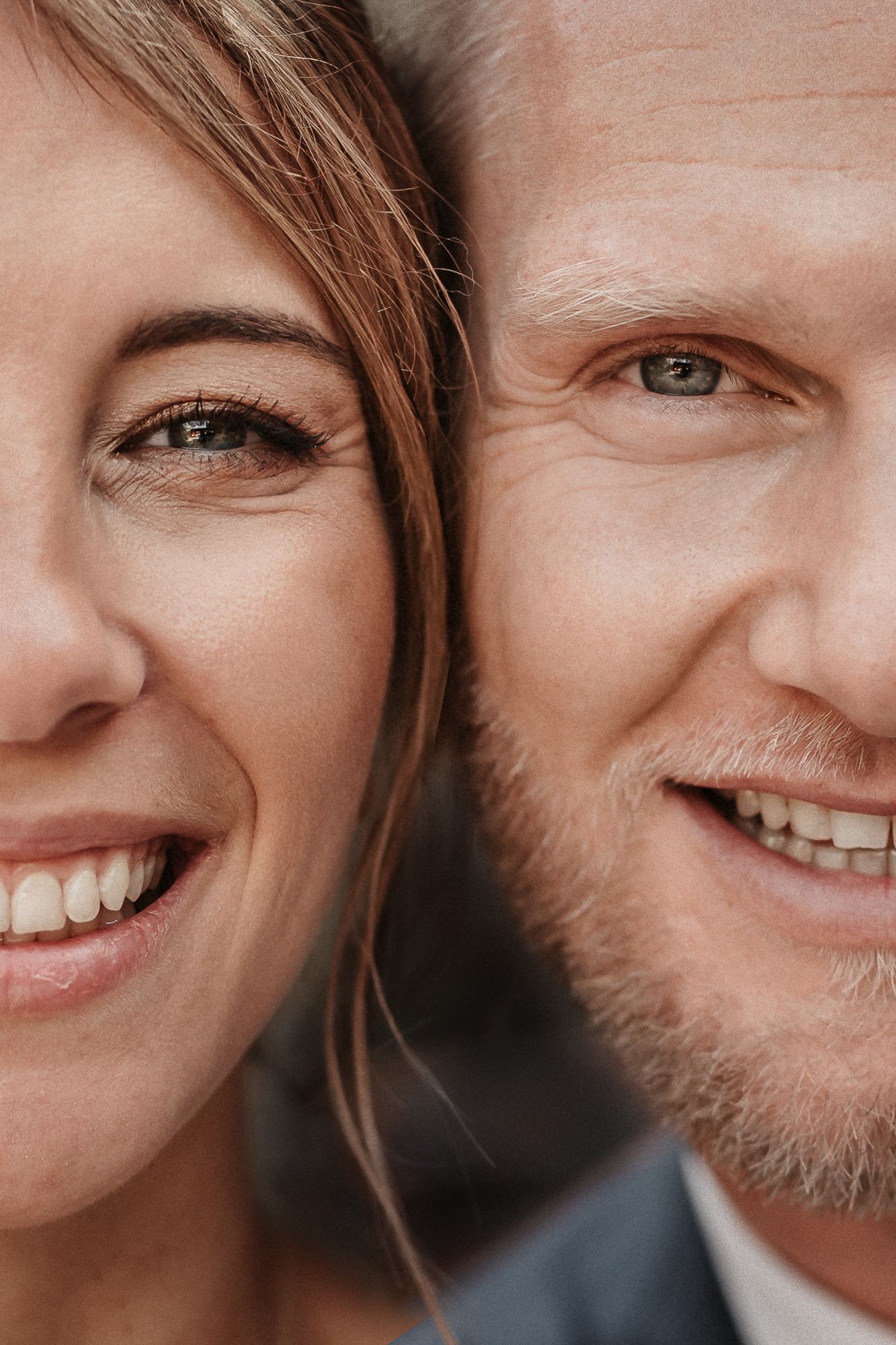 Nahaufnahme des abgeschnittenen Fotos, das ein glückliches lächelndes Paar mit warmen Gesichtsausdrücken in ungezwungener Umgebung zeigt.