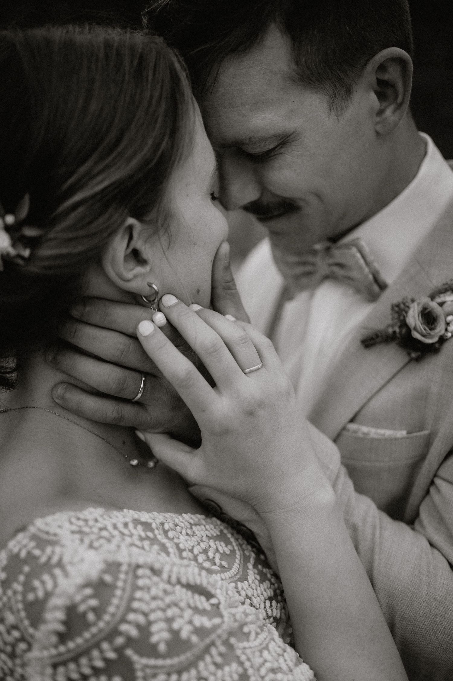 Intime Schwarz-Weiß-Nahaufnahme eines romantischen Hochzeitspaar-Moments. Von Dama Fotografie Bad Tölz
