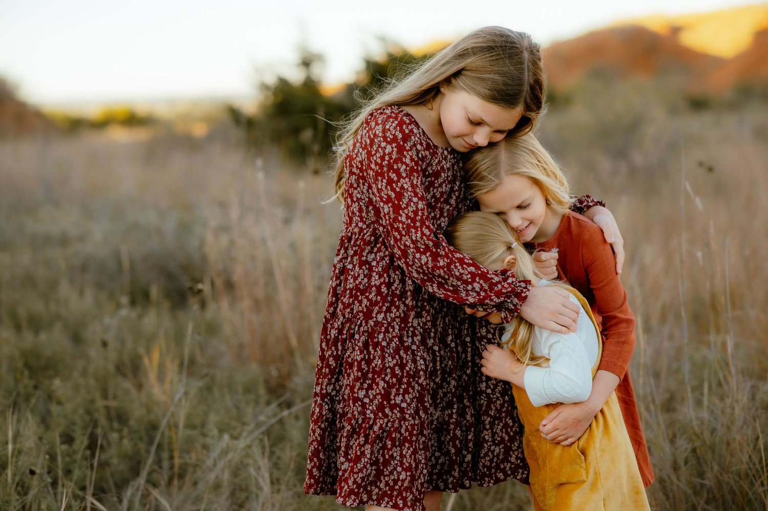 Sisters cuddle up for Enid family photos.