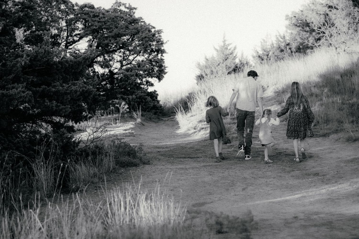 Kids posing for family photos with Enid photographer.