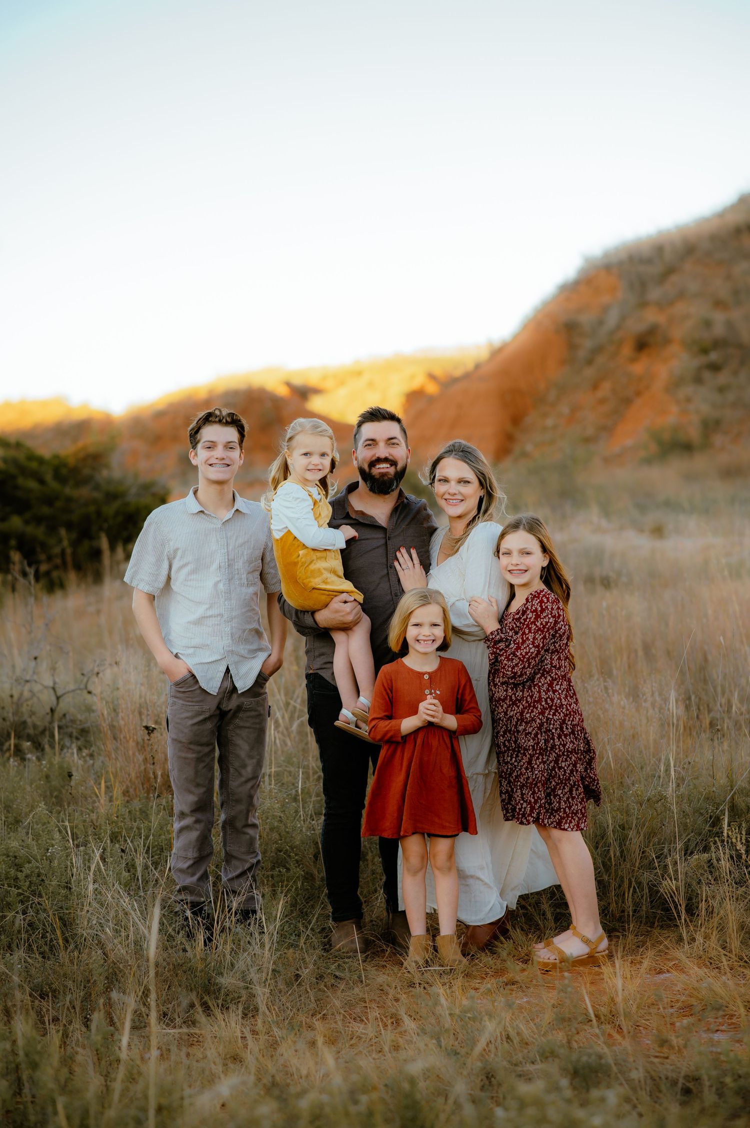 Family posing for Enid family photos.