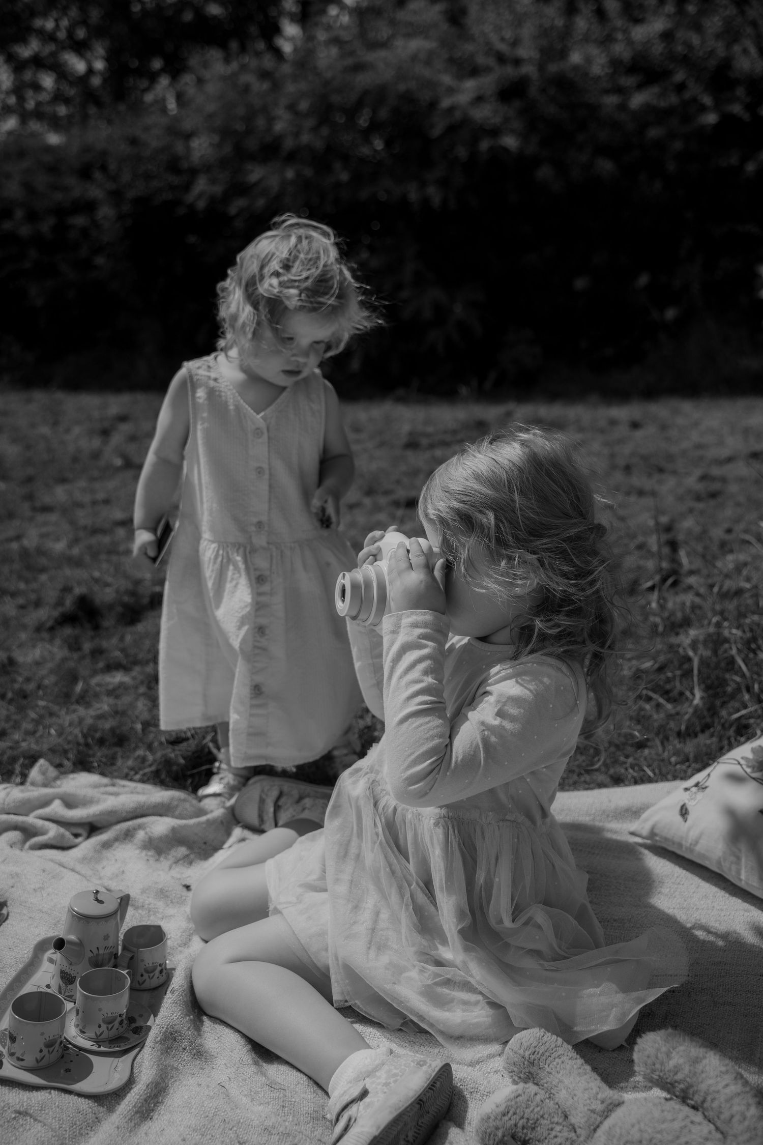 Natural family photography capturing children playing freely outdoors