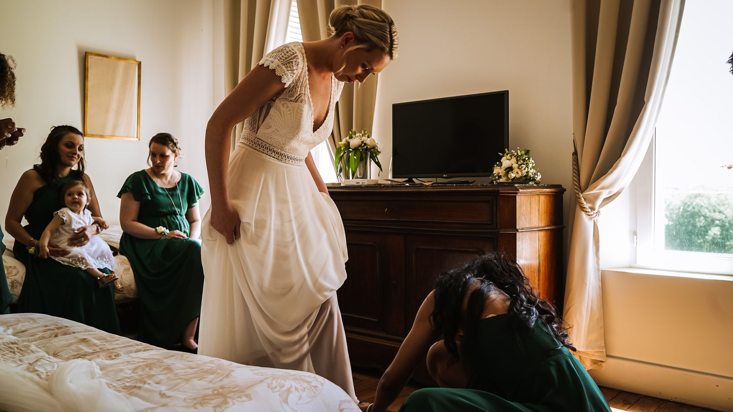 Photo de mariage, préparation de la mariée, par Chloé Cabanes