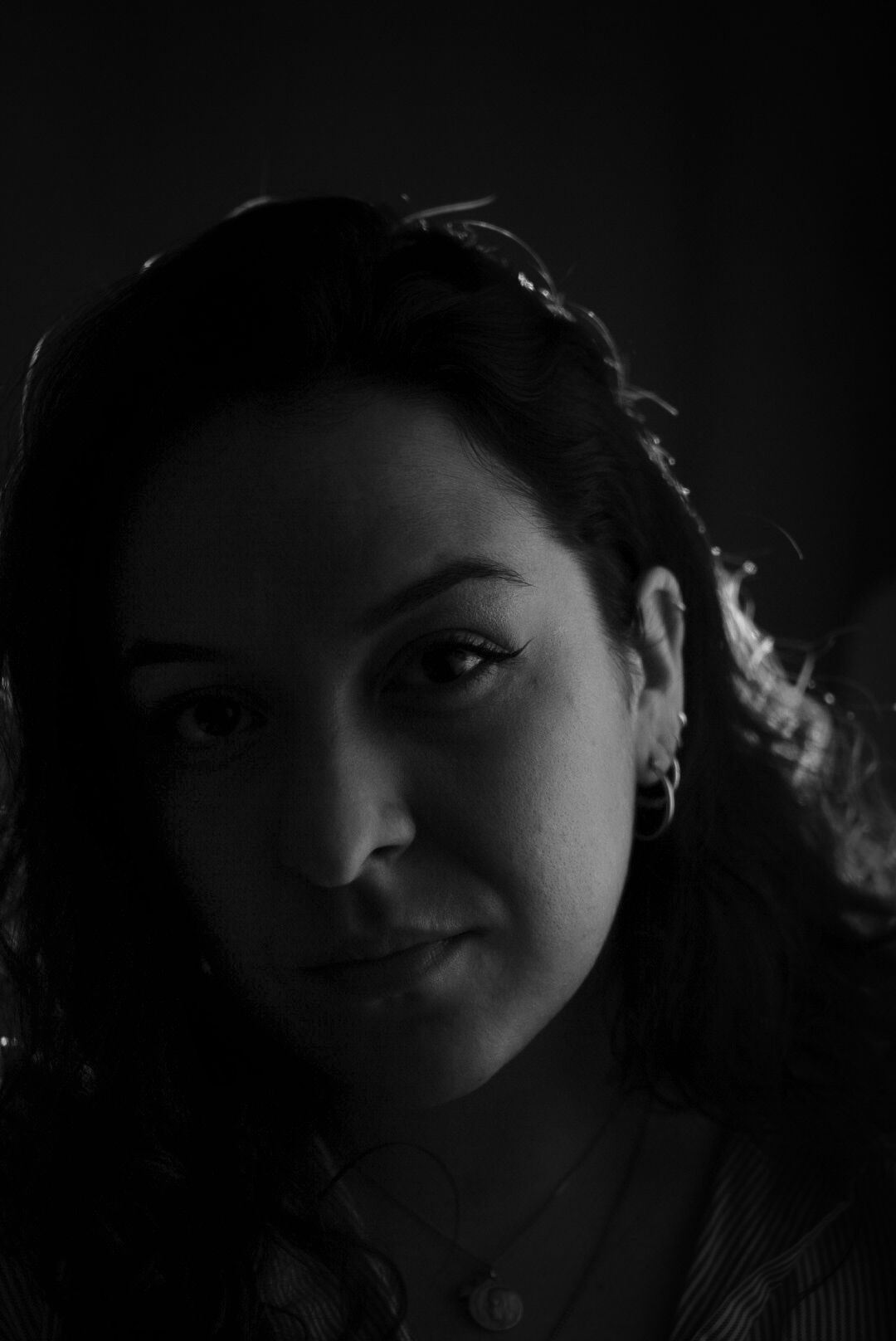 Portrait de Chloé Cabanes, en noir et blanc. Photographe et vidéaste de mariage