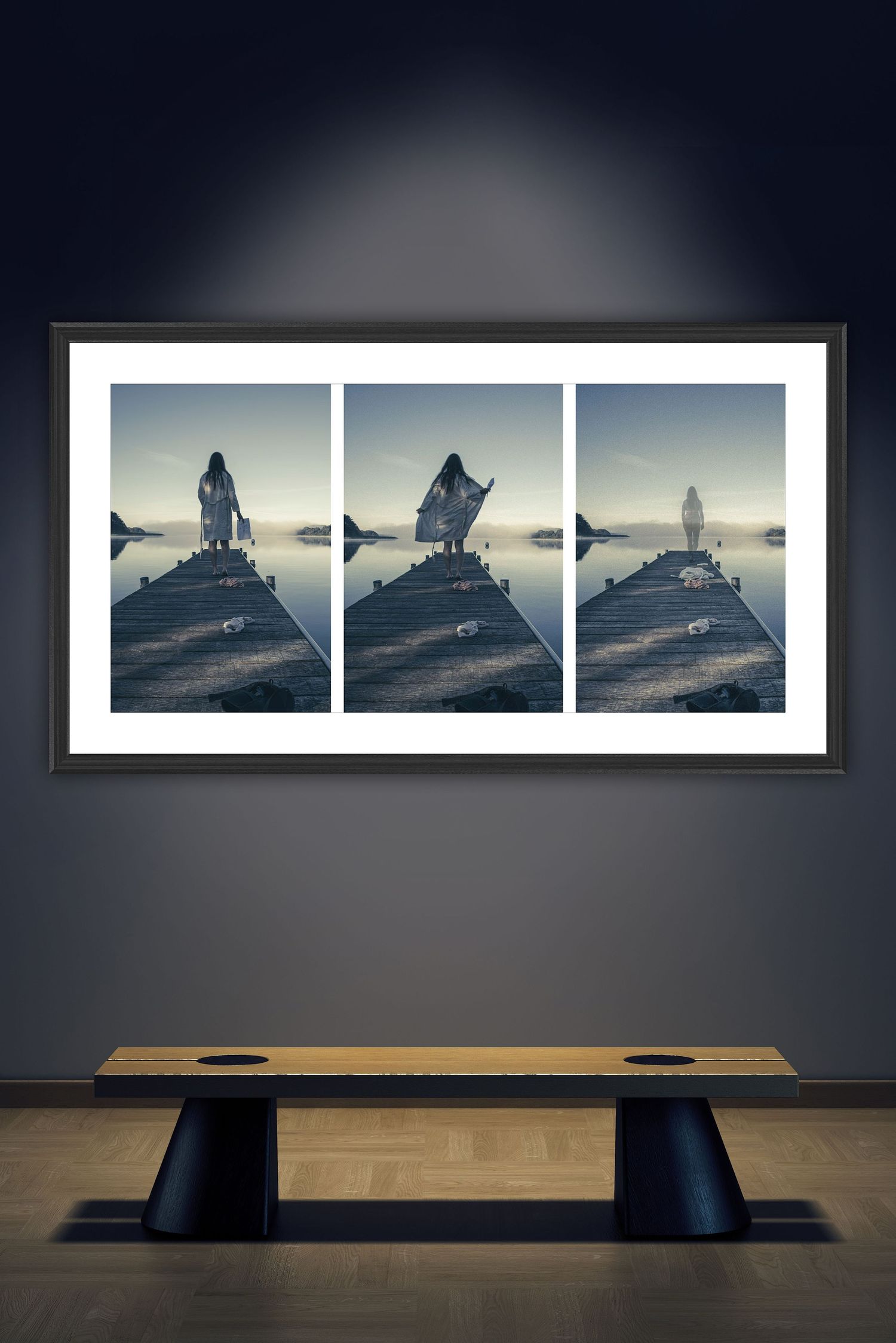 En tryptych, af tre billeder inspireret af Alanis Morisettes Your House. Kvinden beværger sig ud på badebroen og smider tøjet