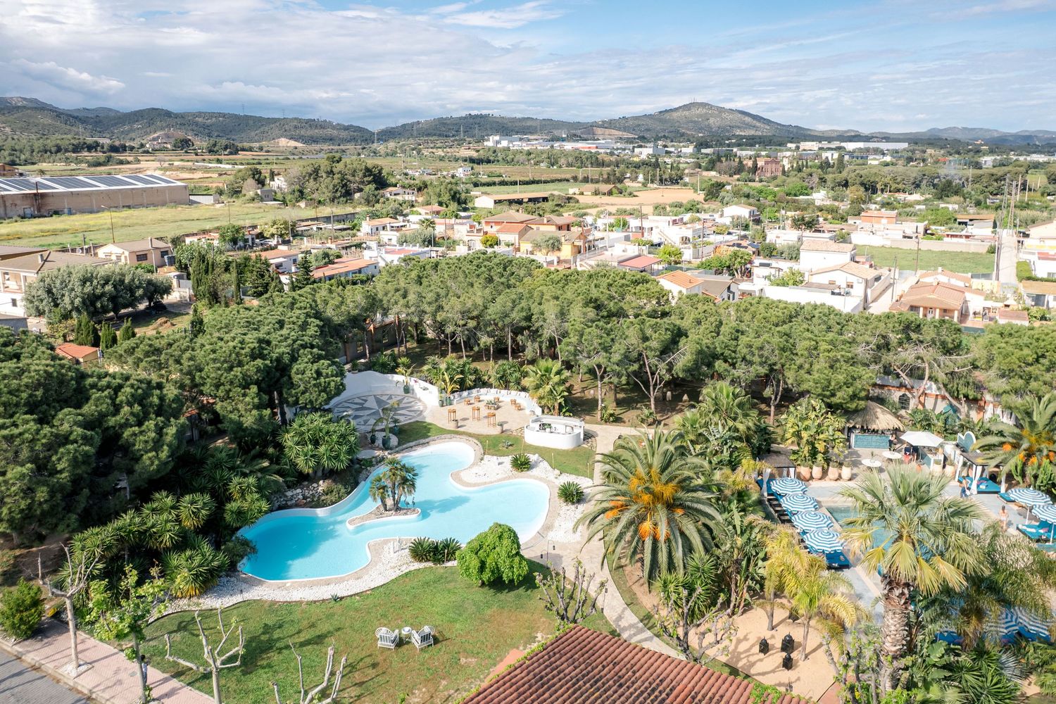 Overview of the entire wedding venue in Barcelona, Gran Villa Rosa, where you can see the swimming pool, gardens, and the main building.