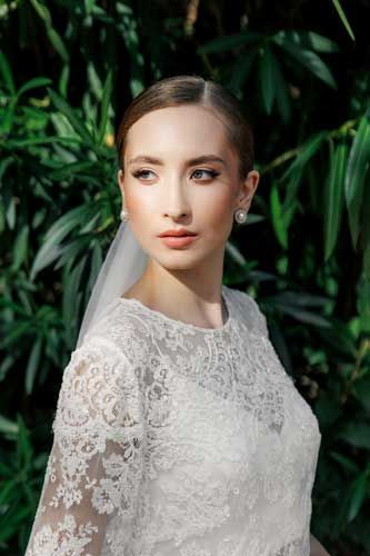 The portrait of the bride on the green background.
