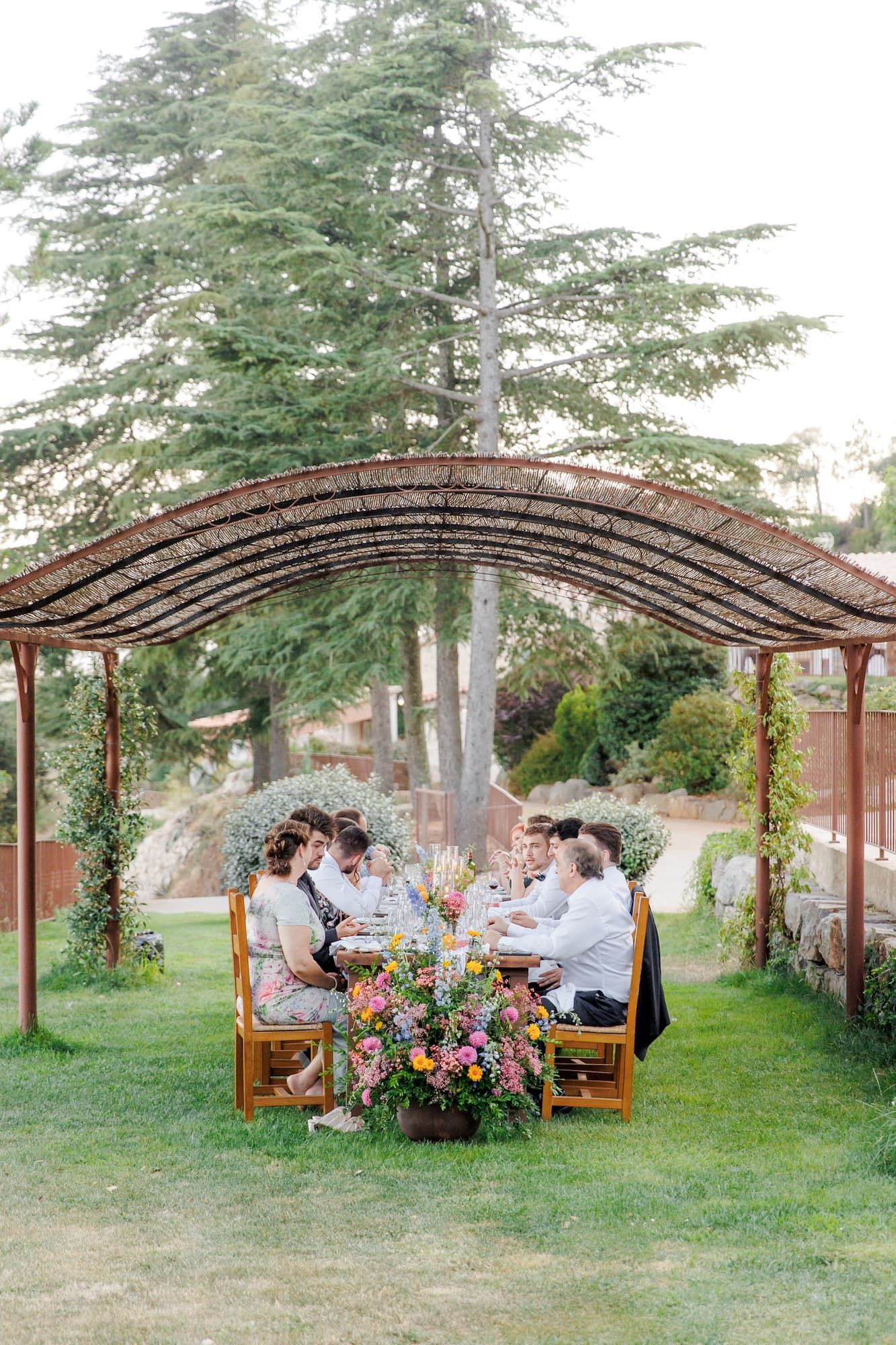 Photo of a served wedding dinner in the gardens of a wedding castle near Barcelona