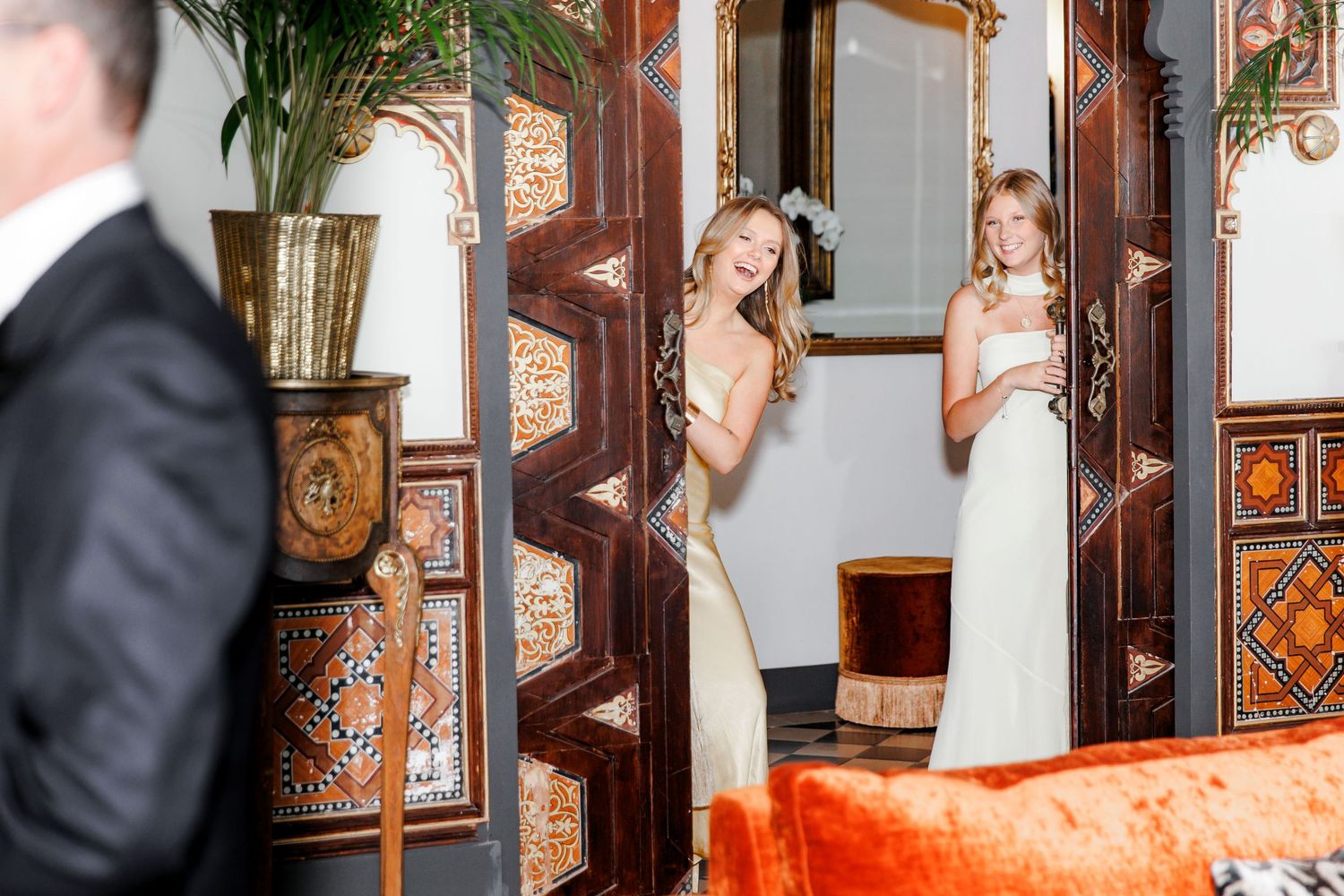 Funny moment of the groom's getting ready part