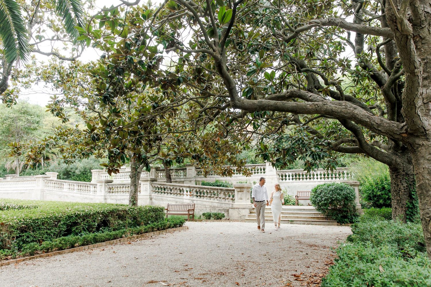 Romantic photo session in one of the most green and iconic gardens of Barcelona