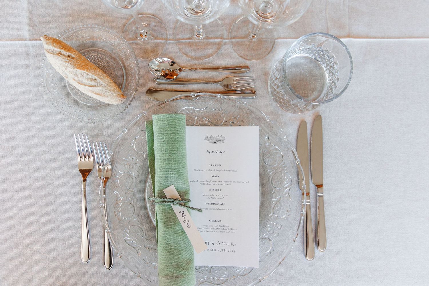 Set up of the wedding dinner at La Baronia.
